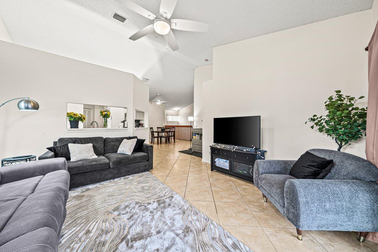 16 Via De Casas Sur 204, Boynton Beach, FL 33426, Boynton Beach - Photo 3