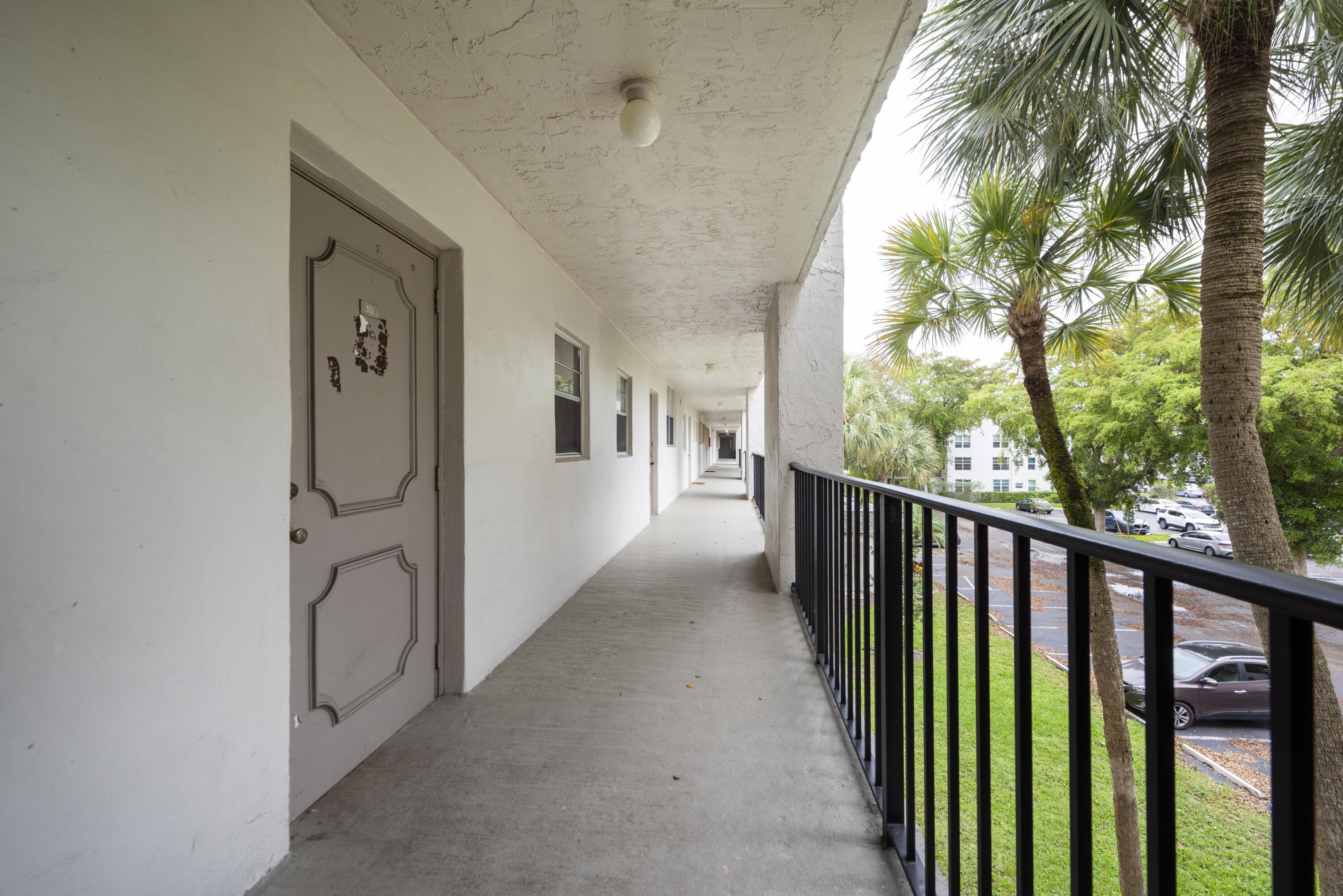 9450 Poinciana Place 301, Davie, FL 33324, Davie - Photo 4
