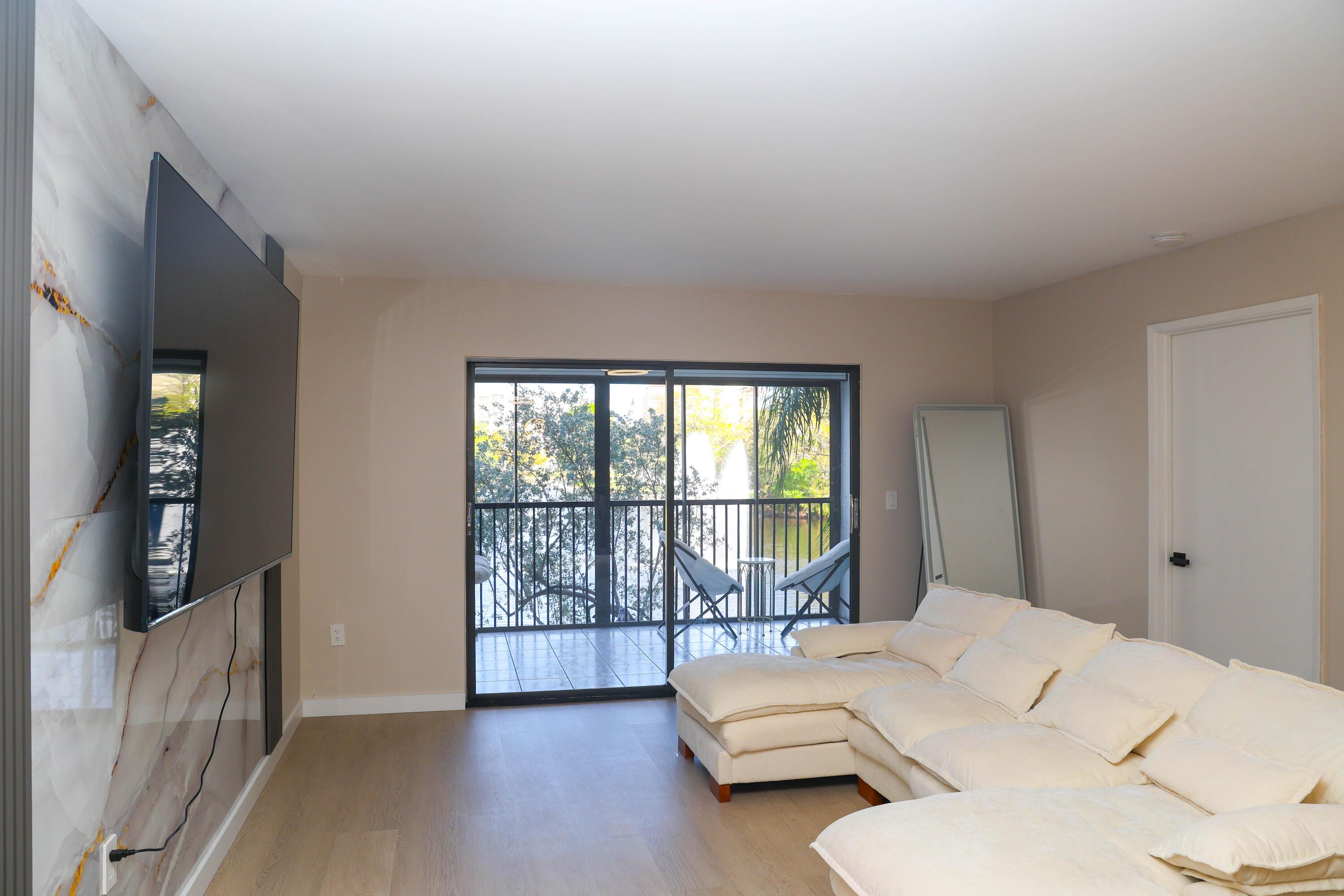 2334 S Cypress Bend Drive 202, Pompano Beach, FL 33069, Pompano Beach - Photo 4