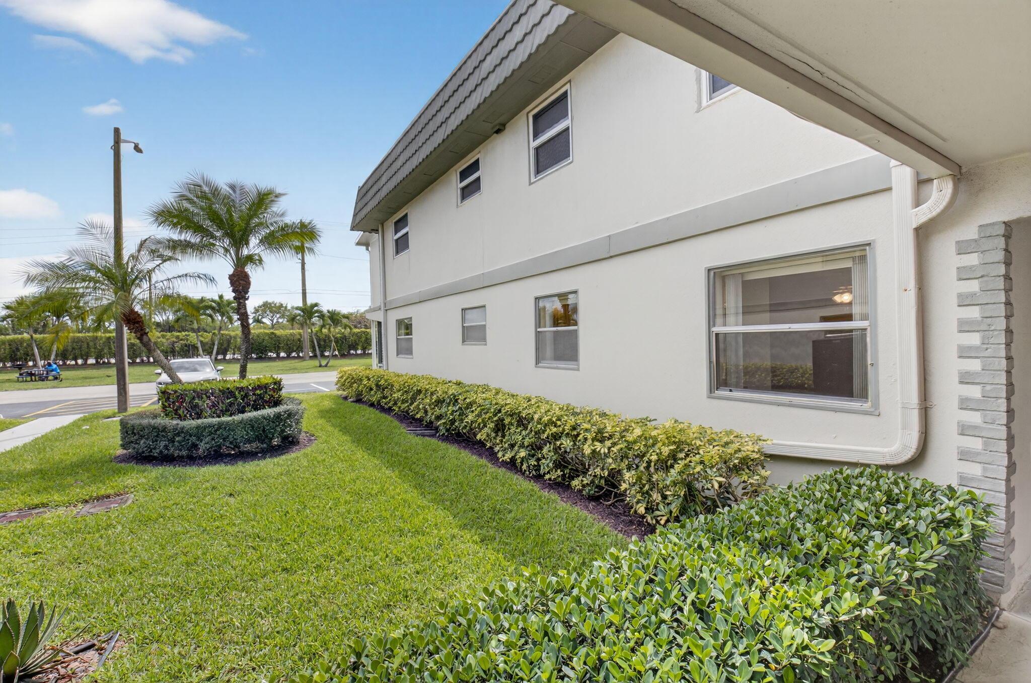 204 Flanders E, Delray Beach, FL 33484, Delray Beach - Photo 2