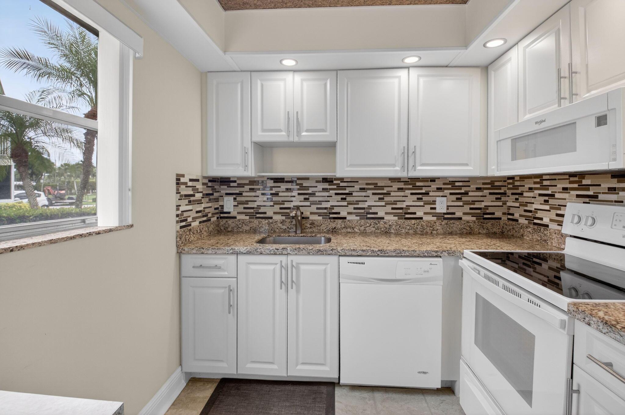 204 Flanders E, Delray Beach, FL 33484, Delray Beach - Photo 5