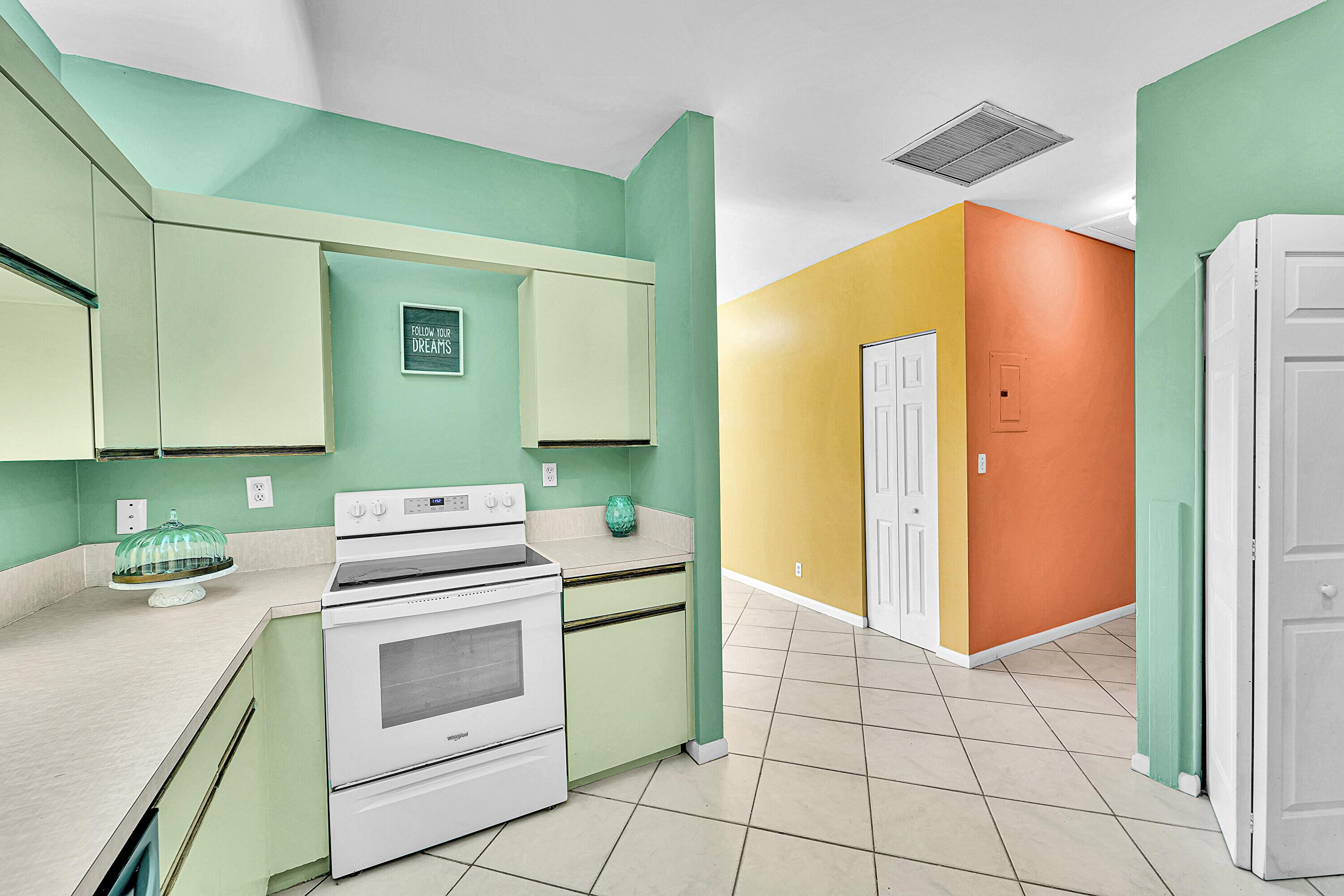 100 E Hemingway Circle, Margate, FL 33063, Margate - Photo 5