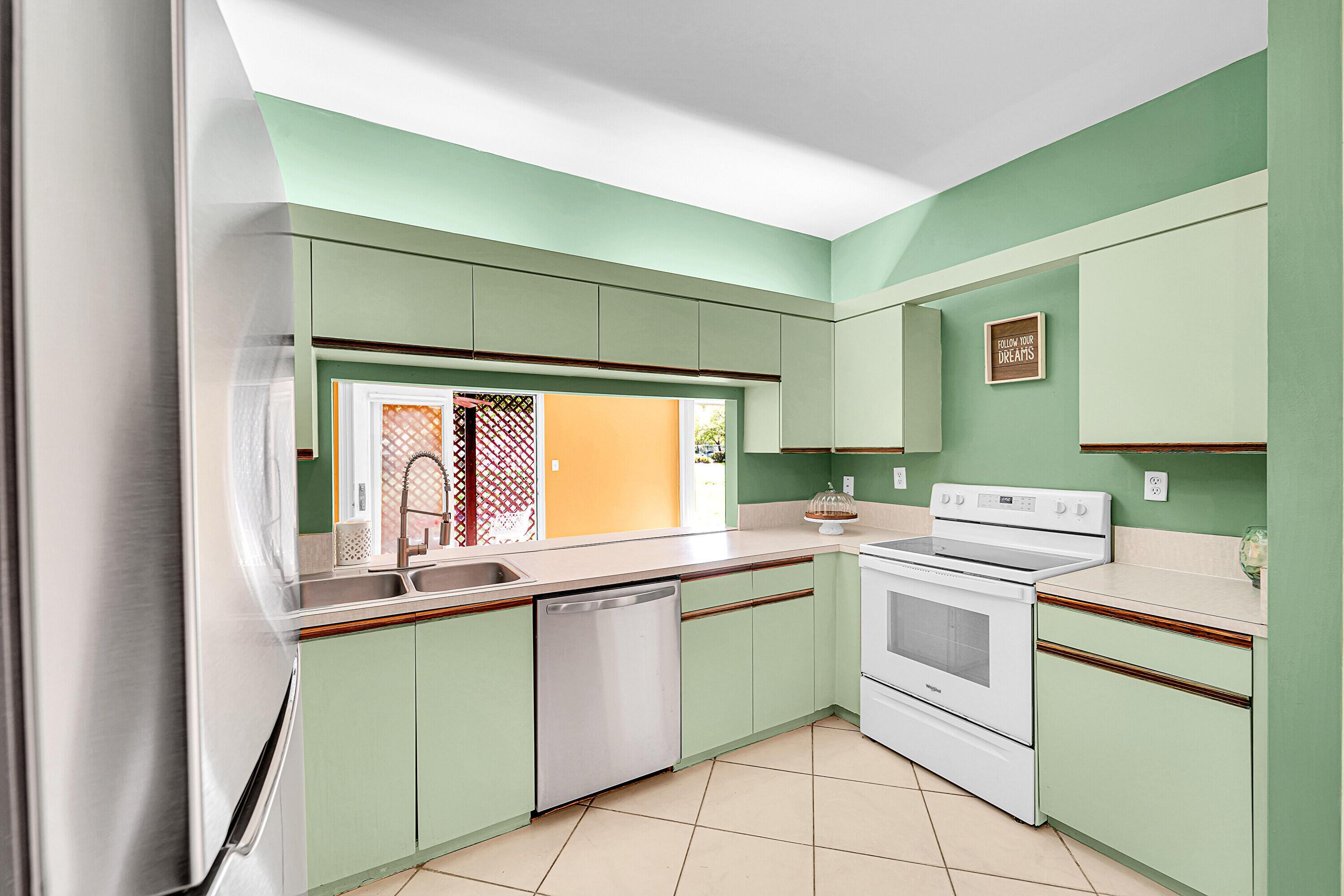 100 E Hemingway Circle, Margate, FL 33063, Margate - Photo 4