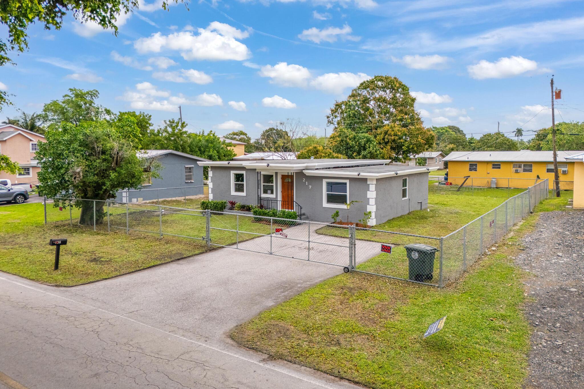 217 NW 14th Street, Belle Glade, FL 33430, Belle Glade - Photo 2