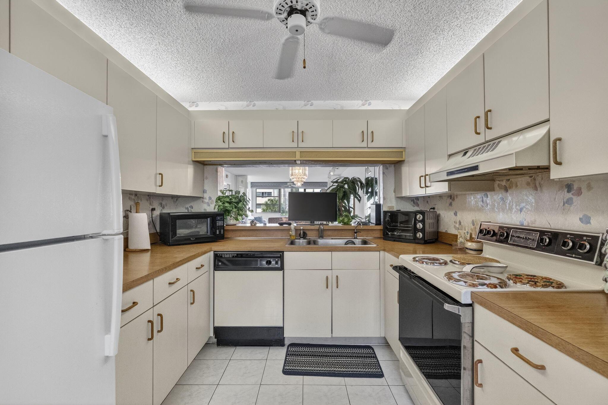 10806 W Clairmont Circle 108, Tamarac, FL 33321, Tamarac - Photo 4