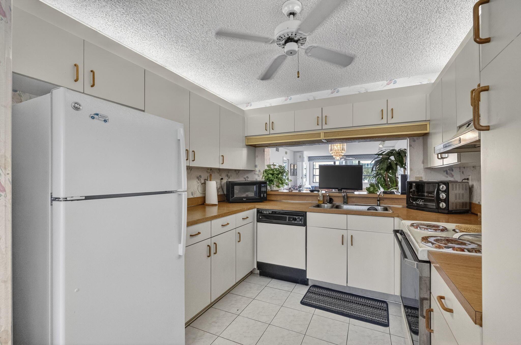 10806 W Clairmont Circle 108, Tamarac, FL 33321, Tamarac - Photo 5