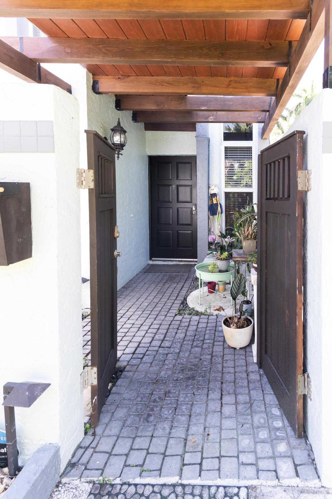 842 NE 20th Drive 842, Wilton Manors, FL 33305, Wilton Manors - Photo 2