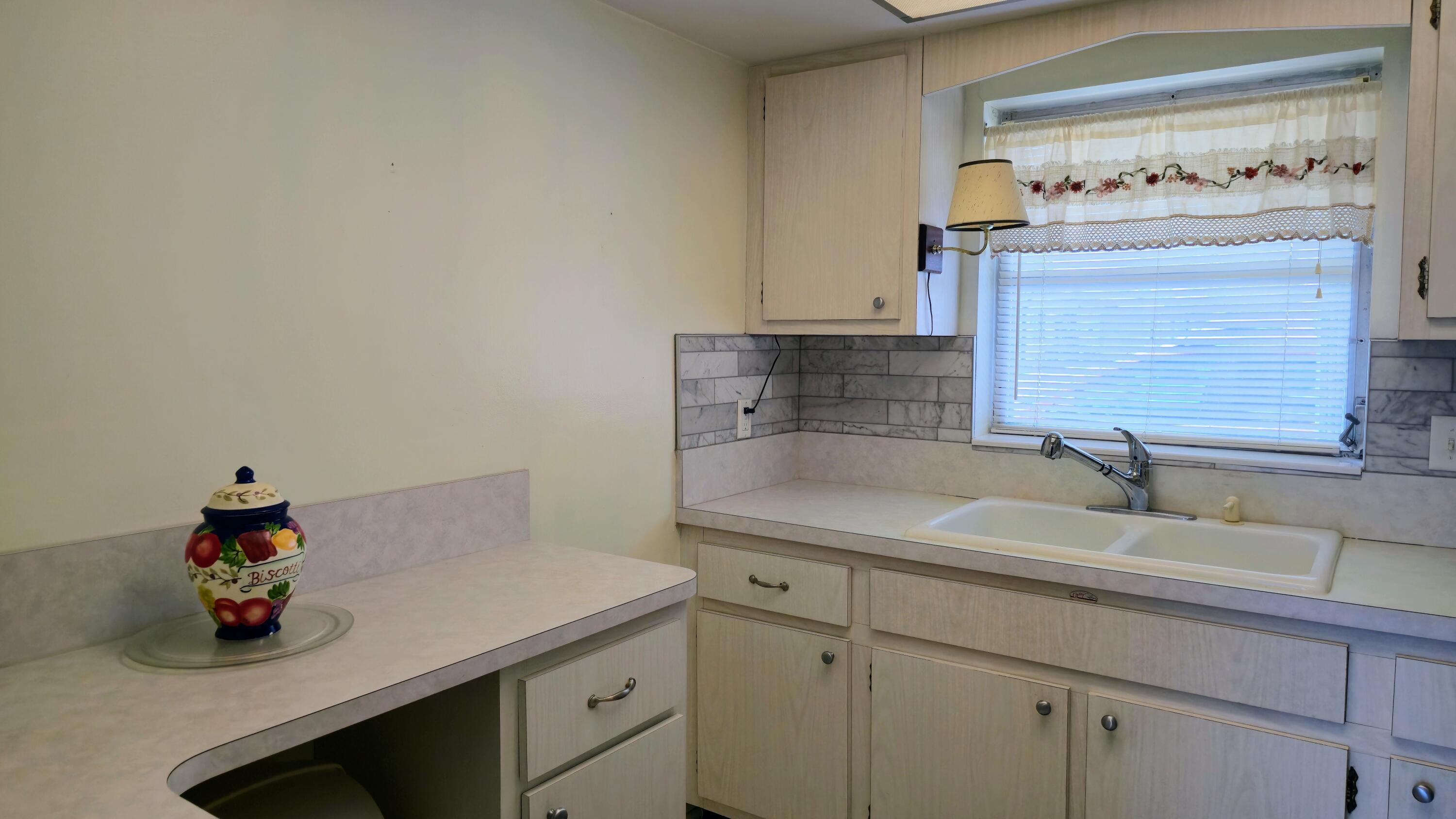 2800 Ashley Drive E B, West Palm Beach, FL 33415, West Palm Beach - Photo 5