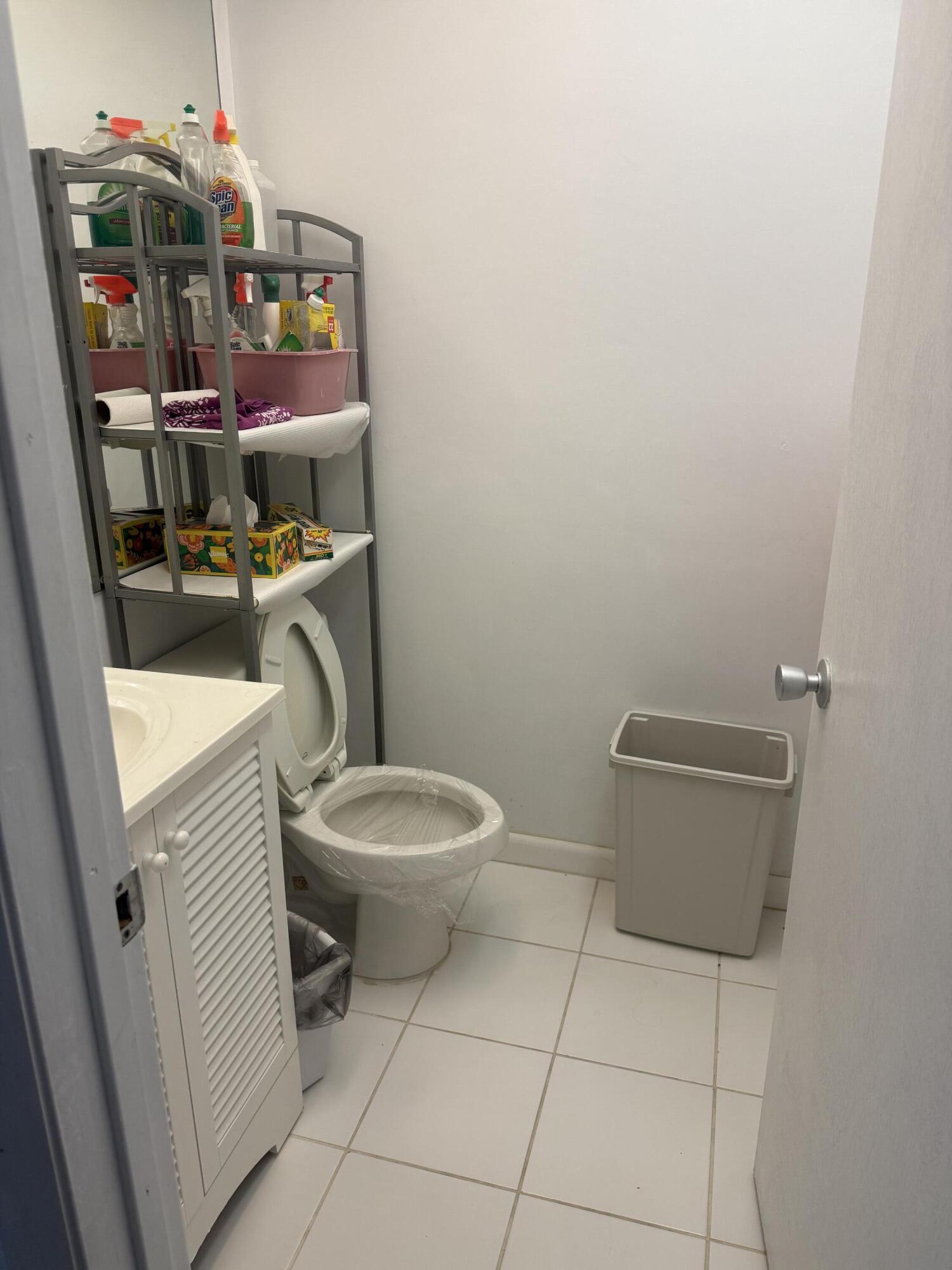 251 Flanders F, Delray Beach, FL 33484, Delray Beach - Photo 3