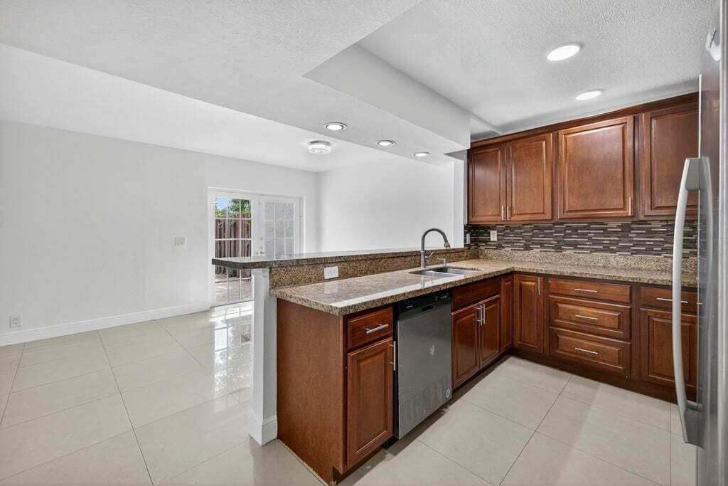 7506 NW 75th Street, Tamarac, FL 33321, Tamarac - Photo 5