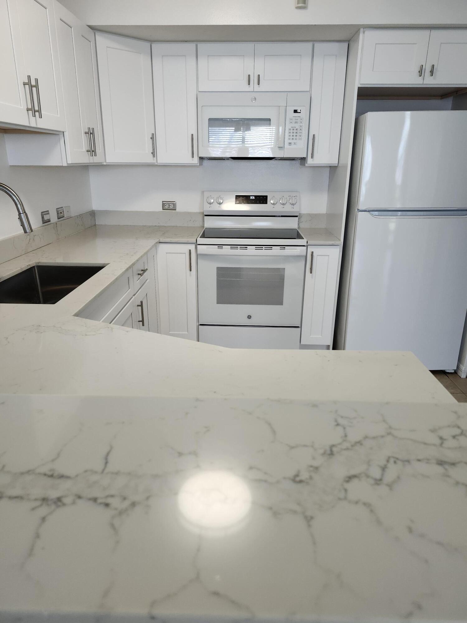 802 Villa Circle, Boynton Beach, FL 33435, Boynton Beach - Photo 2