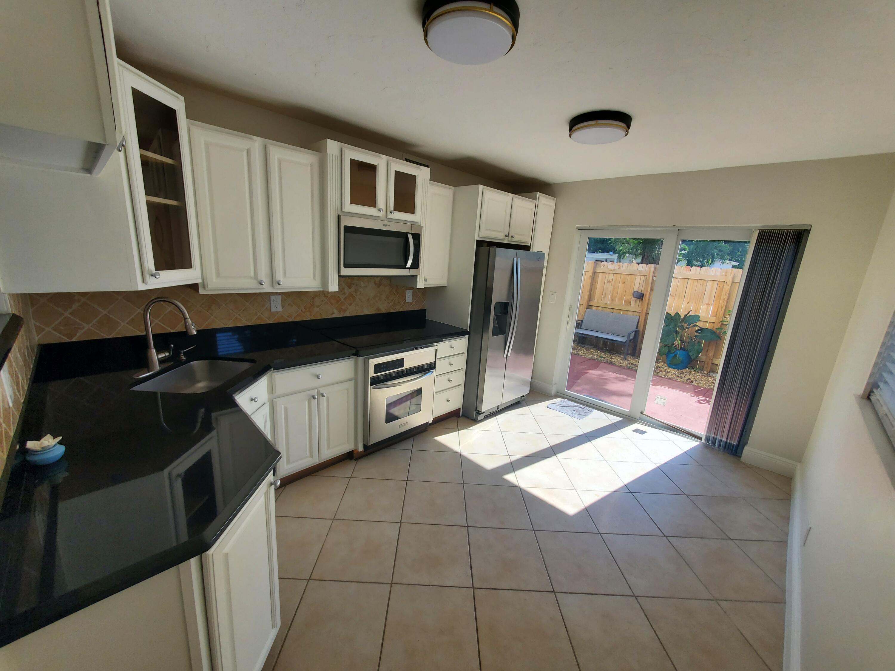 313 SW 1st Court SW L-4, Pompano Beach, FL 33060, Pompano Beach - Photo 3