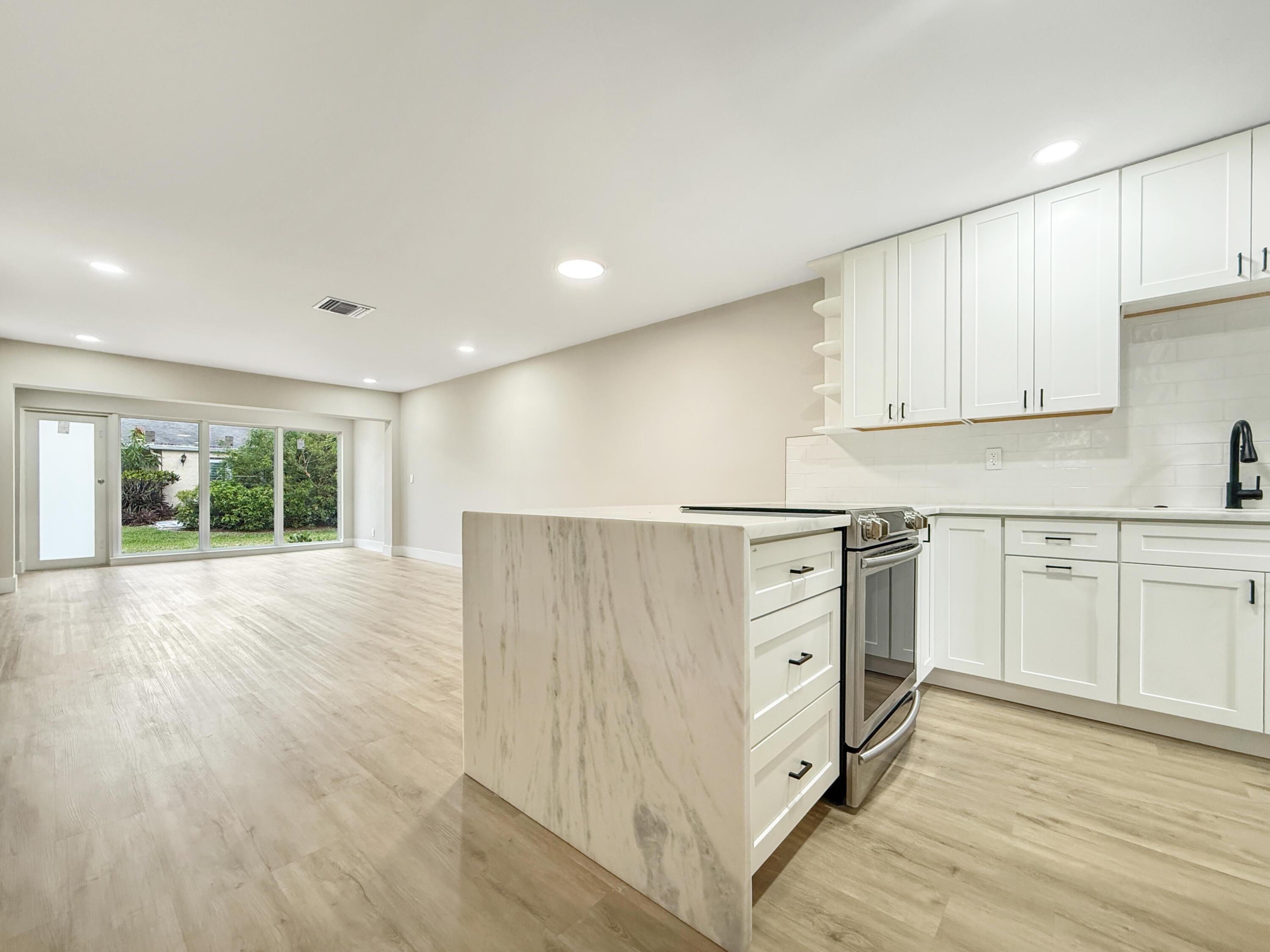 13735 Flora Place C, Delray Beach, FL 33484, Delray Beach - Photo 3