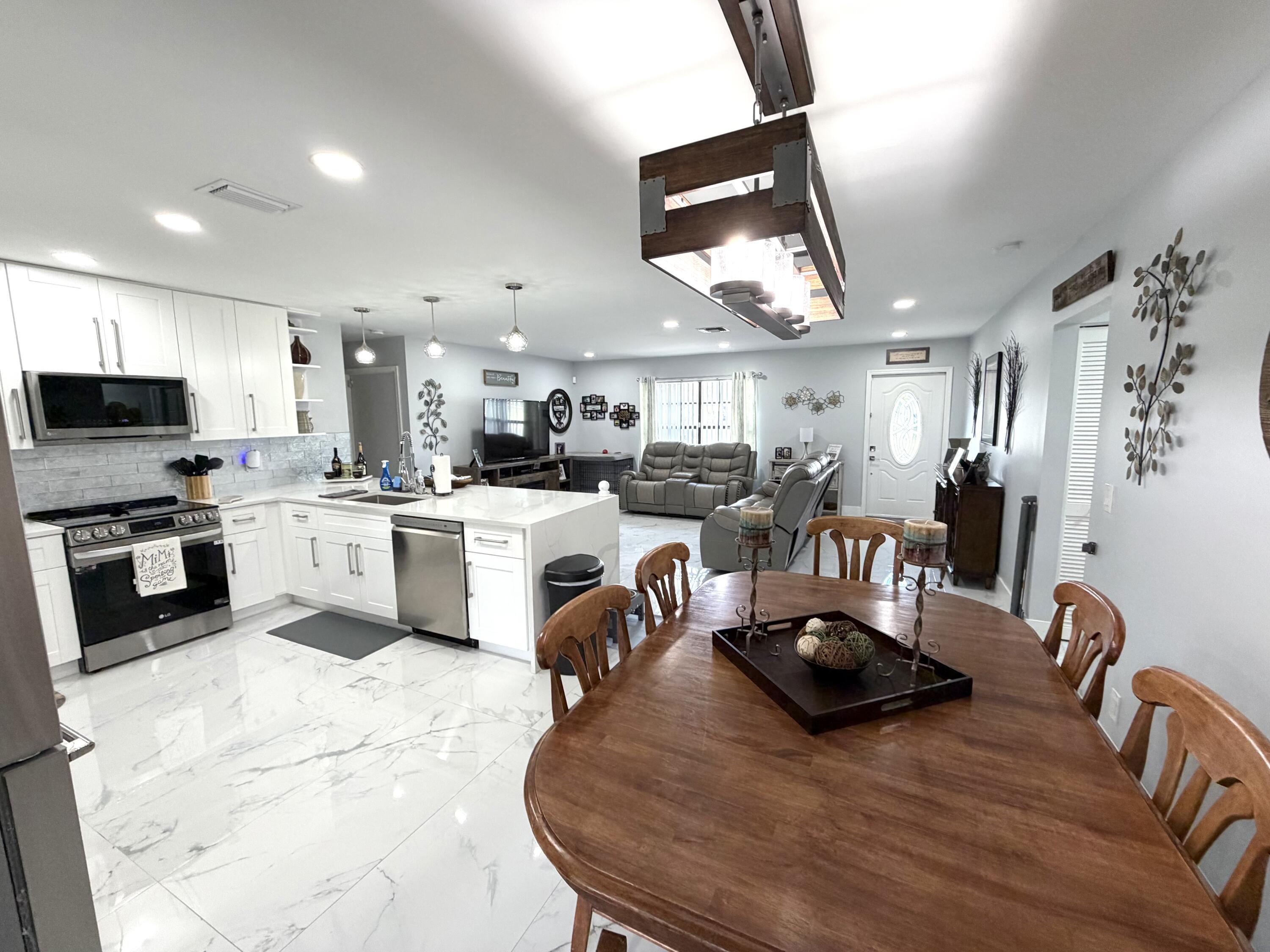 357 Las Palmas Street, Royal Palm Beach, FL 33411, Royal Palm Beach - Photo 4