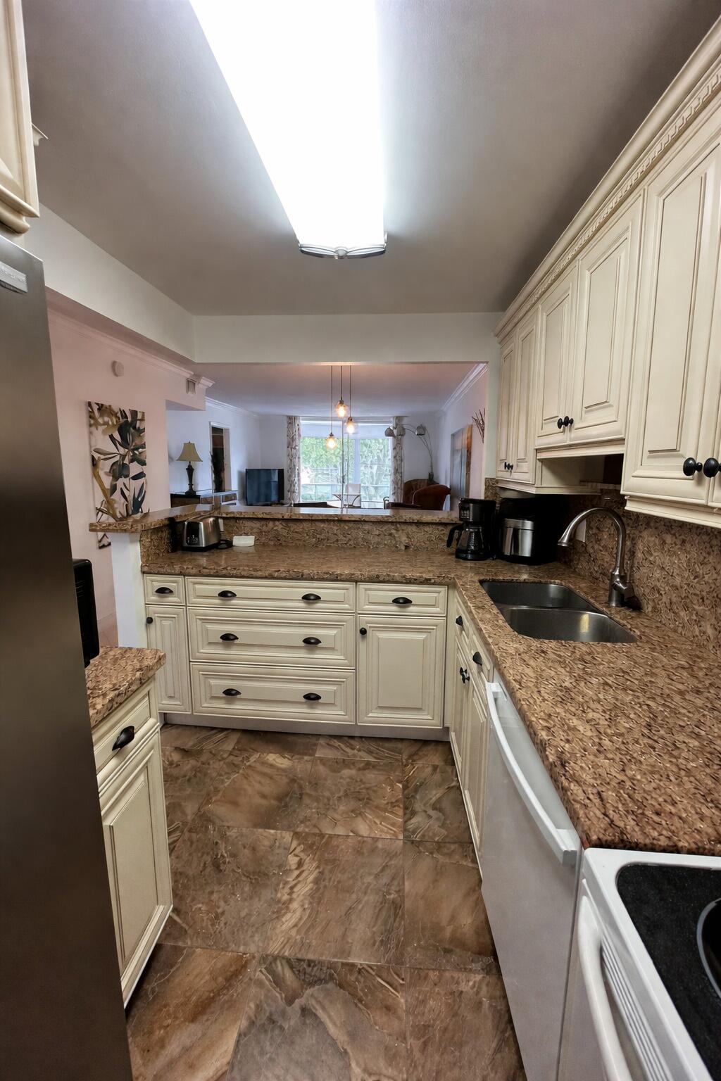 400 SE 10th Street 202, Deerfield Beach, FL 33441, Deerfield Beach - Photo 3