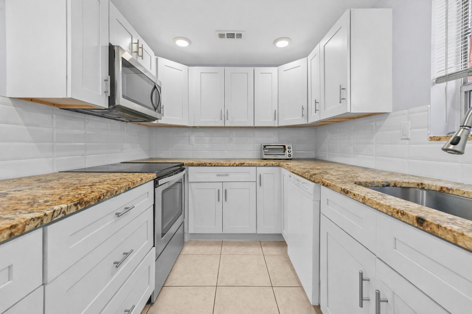 211 Piedmont E, Delray Beach, FL 33484, Delray Beach - Photo 2