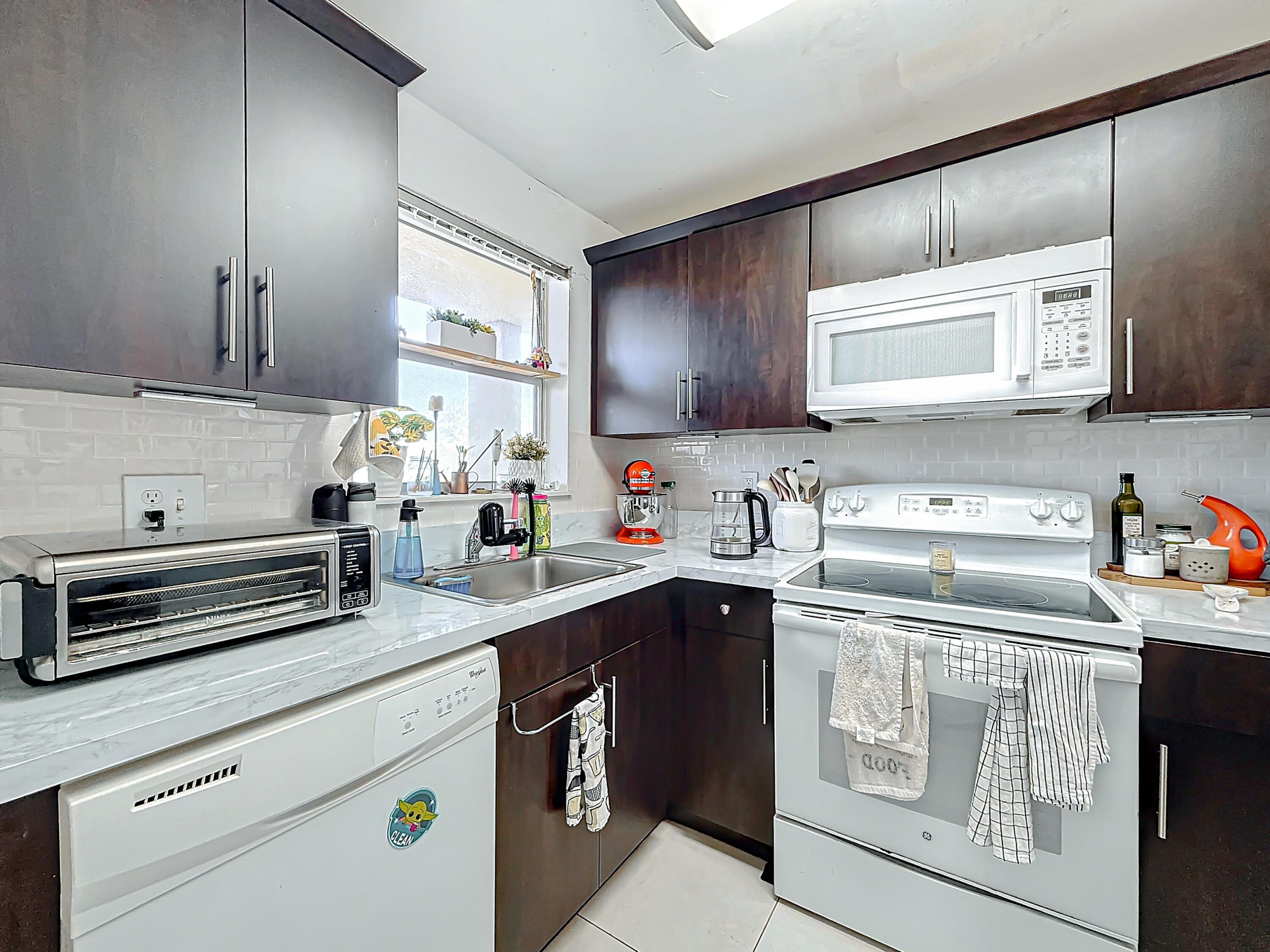8225 Sunrise Lakes Boulevard 110, Sunrise, FL 33322, Sunrise - Photo 2