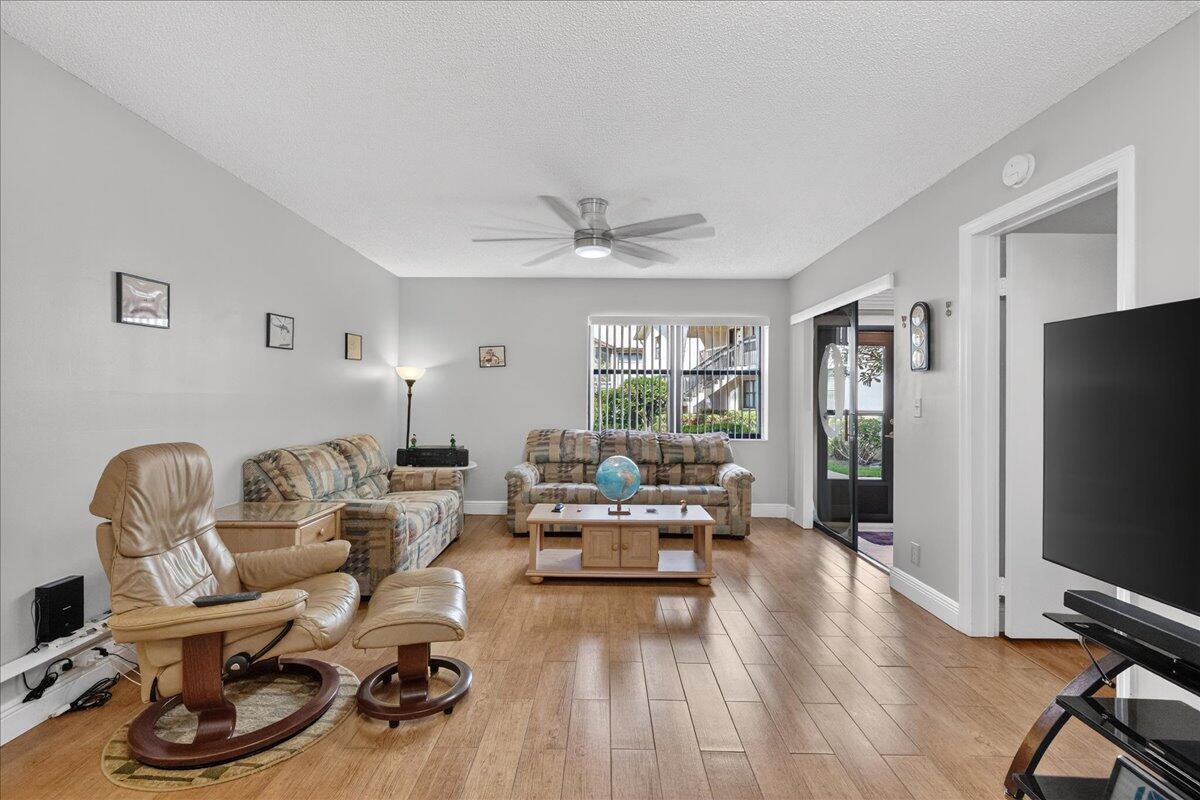 7633 Tahiti Lane 101, Lake Worth, FL 33467, Lake Worth - Photo 3