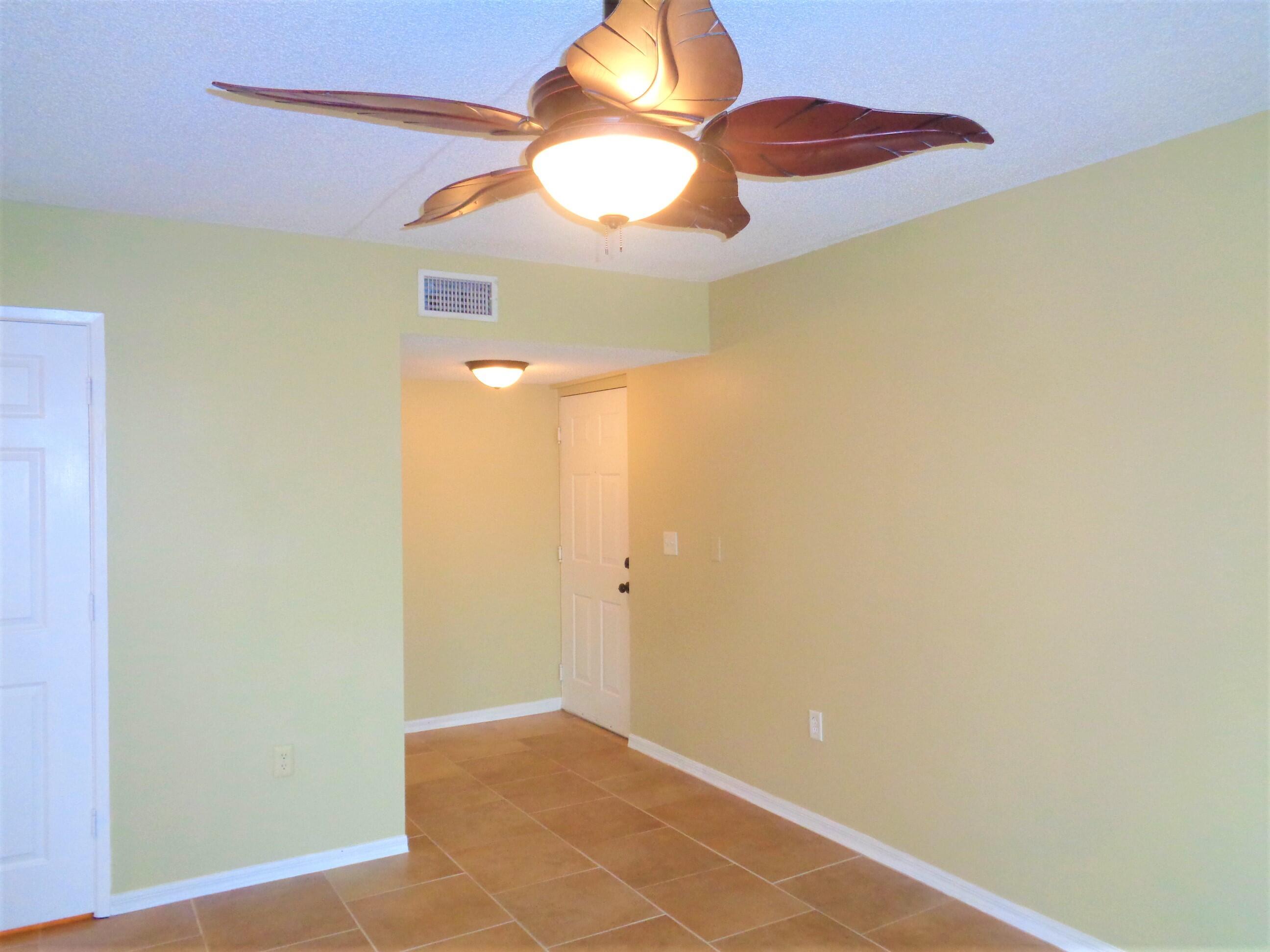 1650 N 42nd Circle 206, Vero Beach, FL 32967, Vero Beach - Photo 3