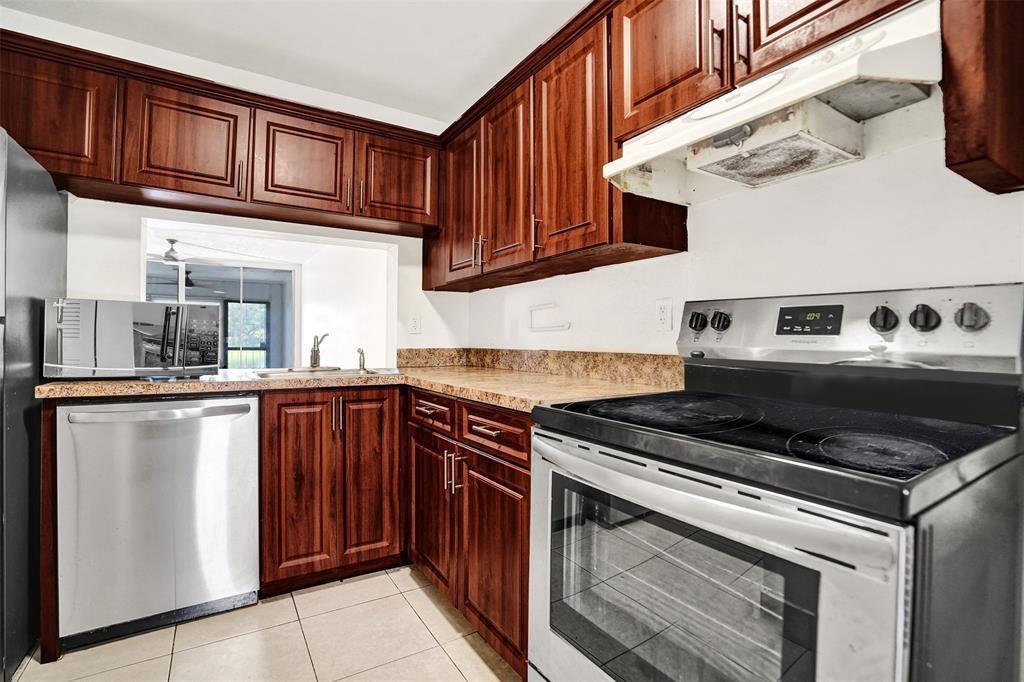 9440 Poinciana Place 101, Davie, FL 33324, Davie - Photo 3