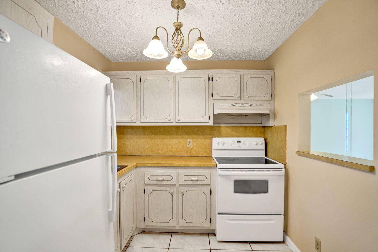 9460 Sunrise Lakes Boulevard 106, Sunrise, FL 33322, Sunrise - Photo 4