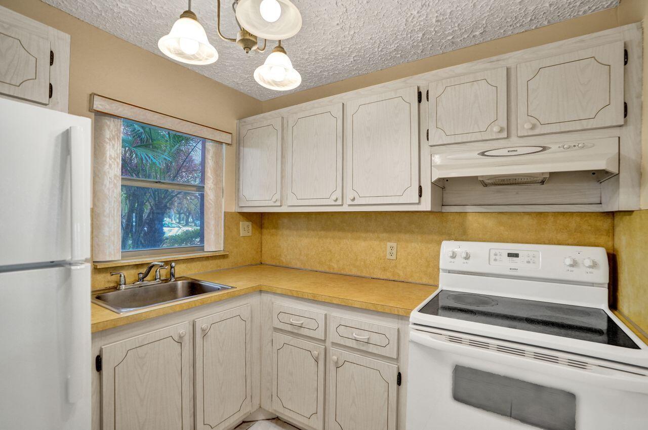 9460 Sunrise Lakes Boulevard 106, Sunrise, FL 33322, Sunrise - Photo 5