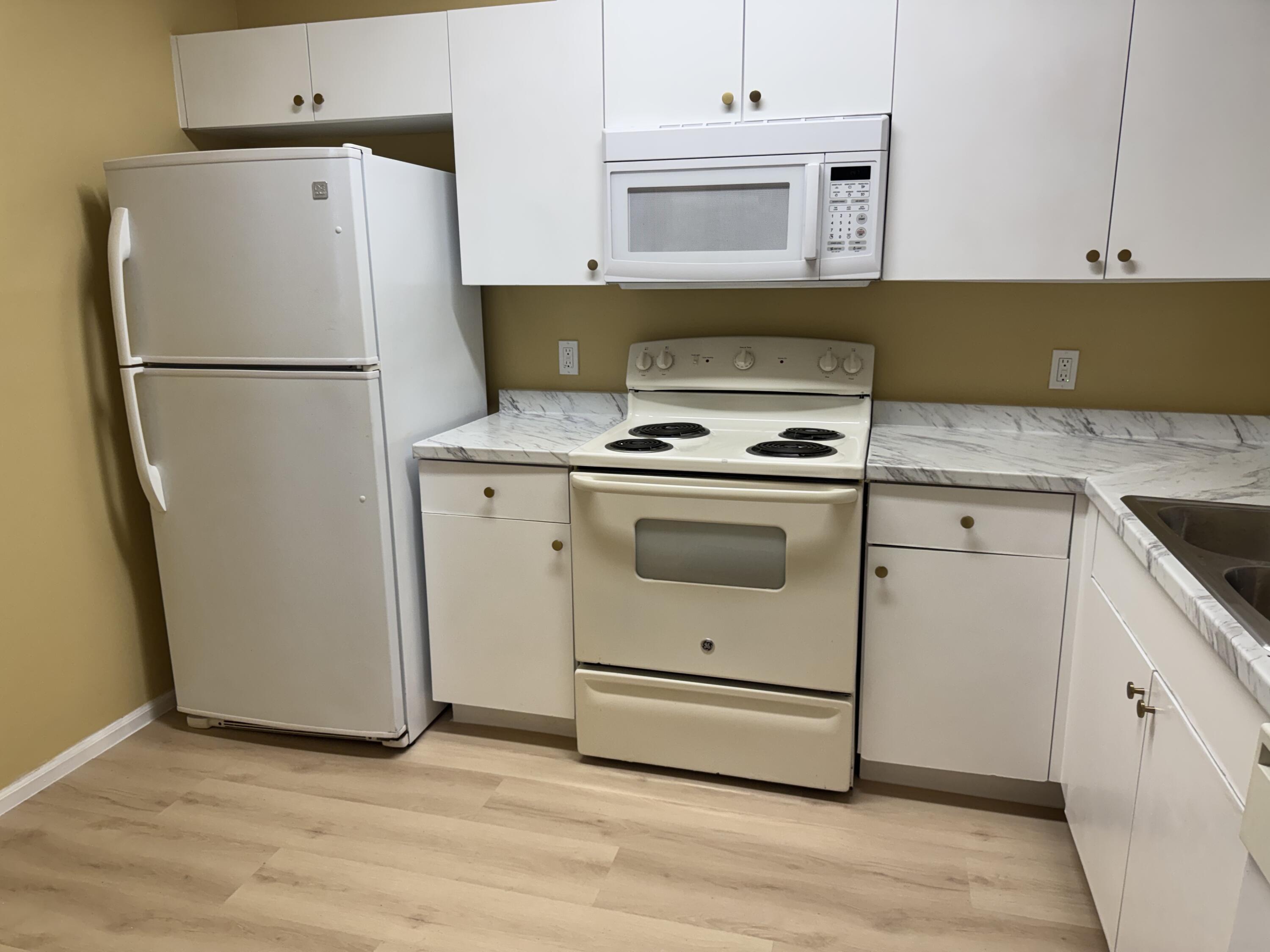 1133 Golden Lakes Boulevard 812, West Palm Beach, FL 33411, West Palm Beach - Photo 3