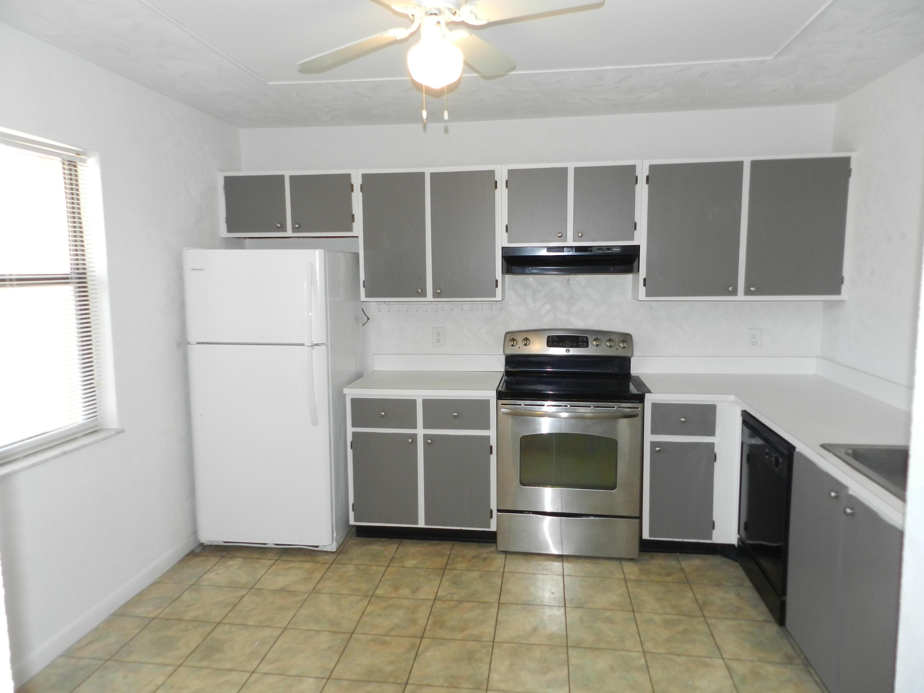 1110 E Lakeview Dr Drive E, Royal Palm Beach, FL 33411, Royal Palm Beach - Photo 2