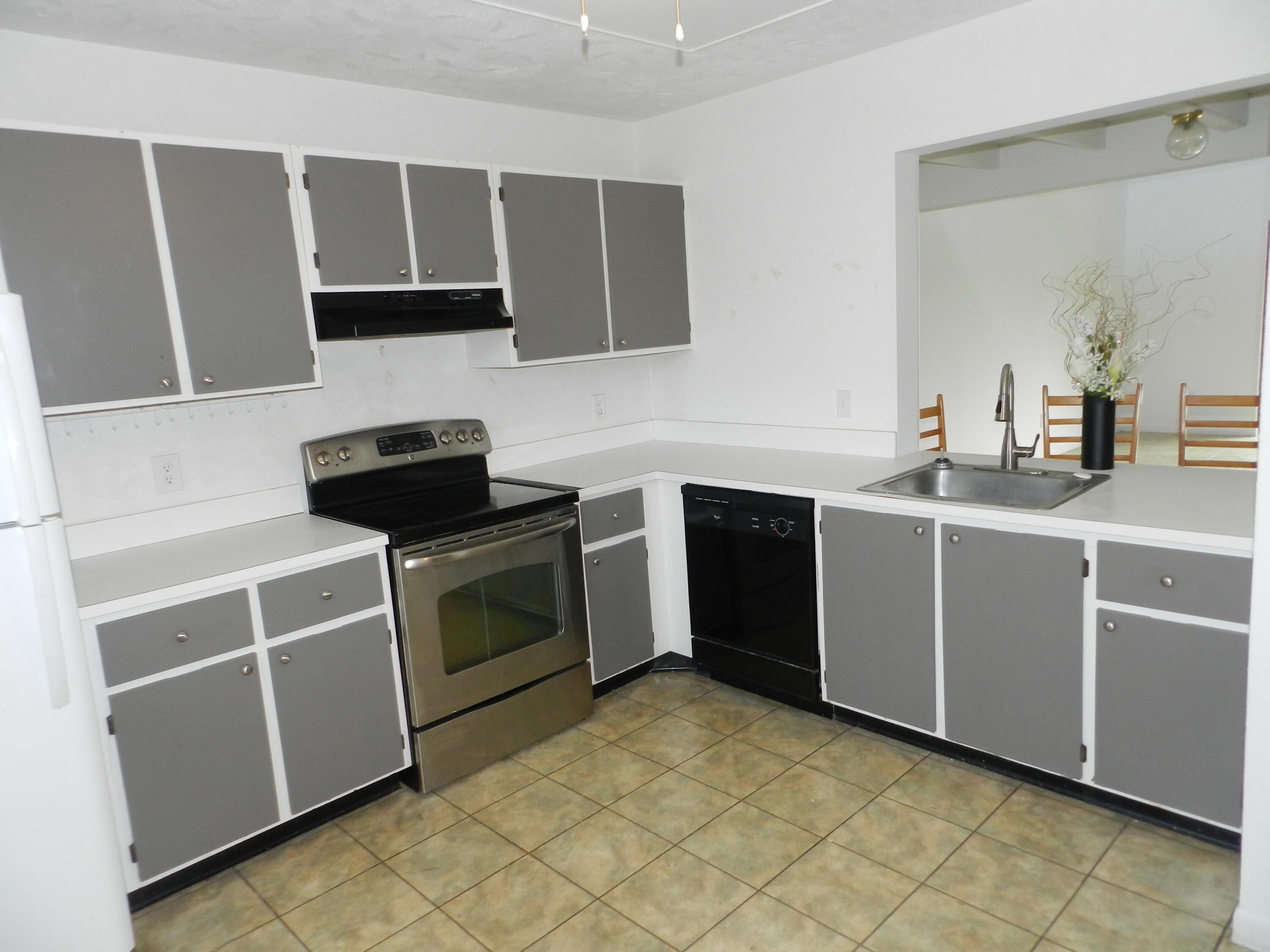 1110 E Lakeview Dr Drive E, Royal Palm Beach, FL 33411, Royal Palm Beach - Photo 3