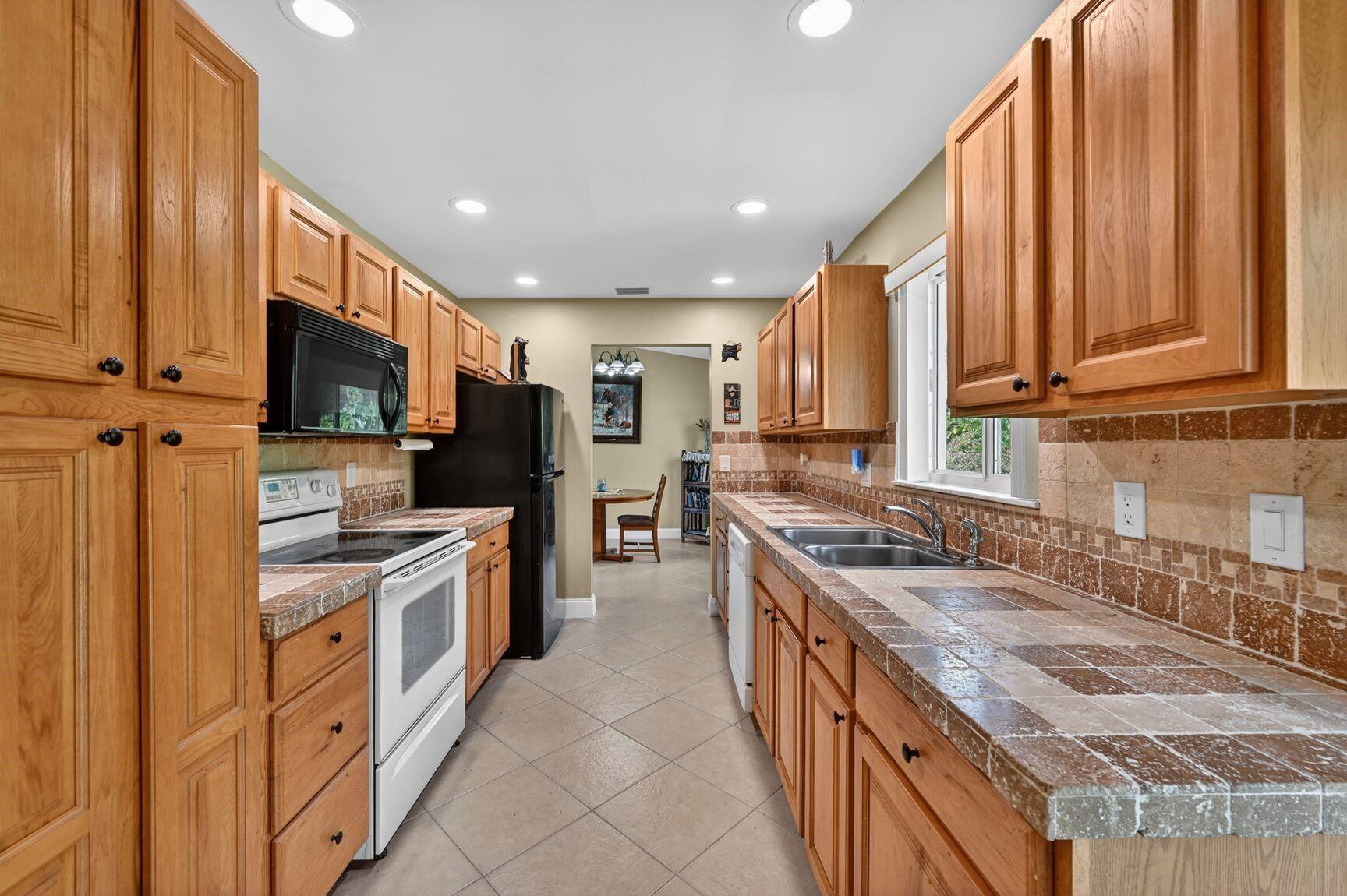 12541 SW 10th Court, Davie, FL 33325, Davie - Photo 2