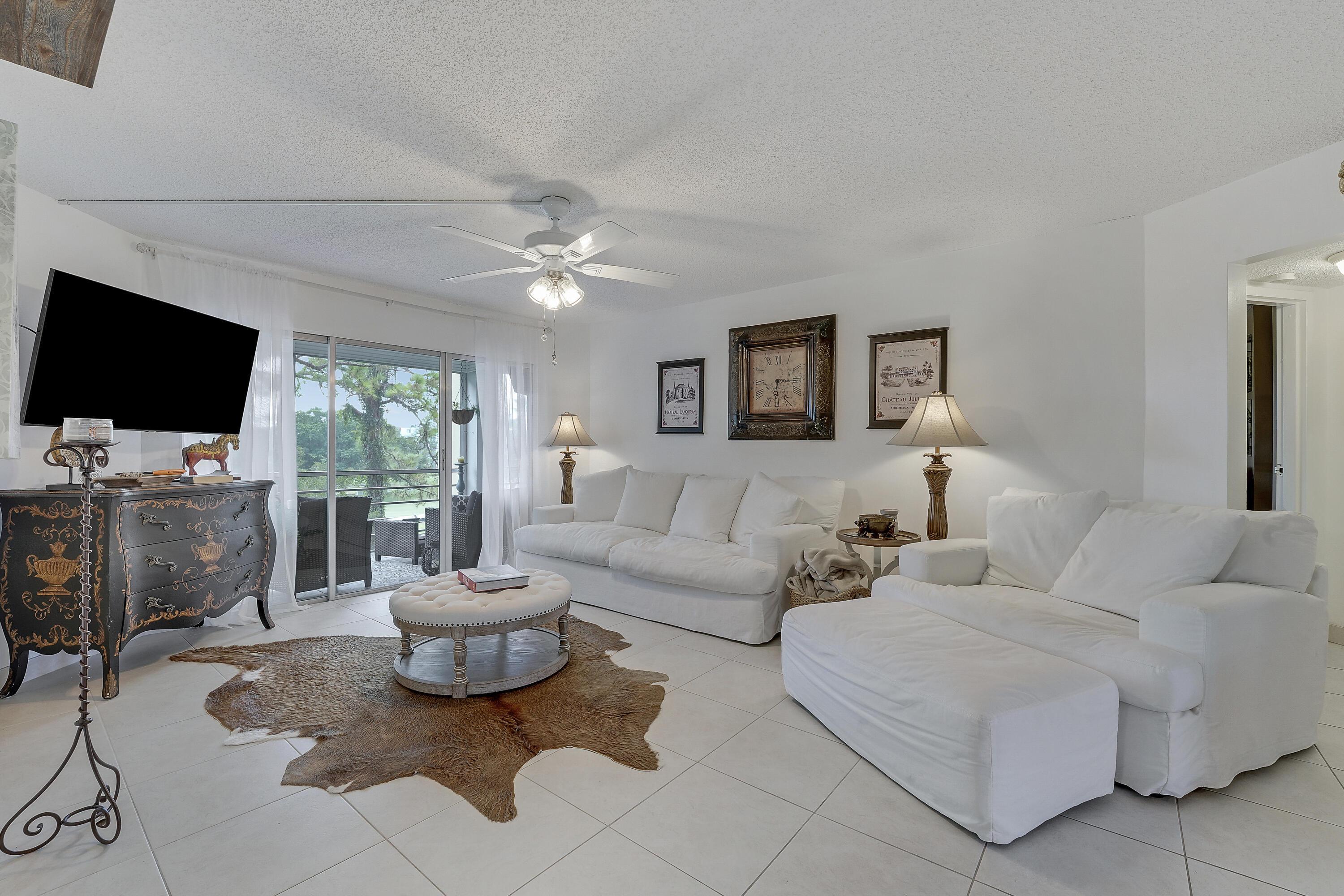 3755 Via 405, Lake Worth, FL 33467, Lake Worth - Photo 2