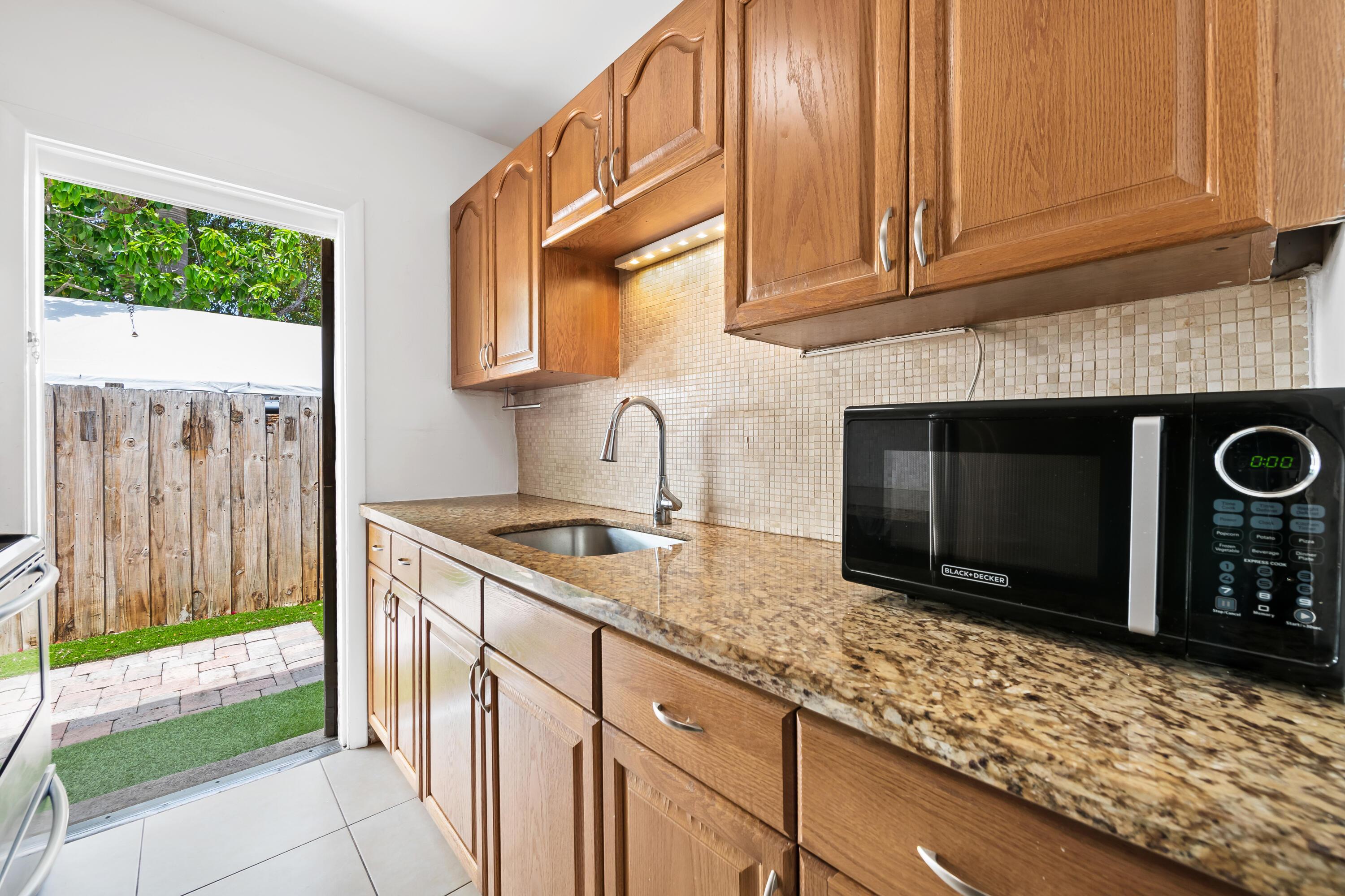 1130 NE 3rd Avenue R1, Fort Lauderdale, FL 33304, Fort Lauderdale - Photo 4