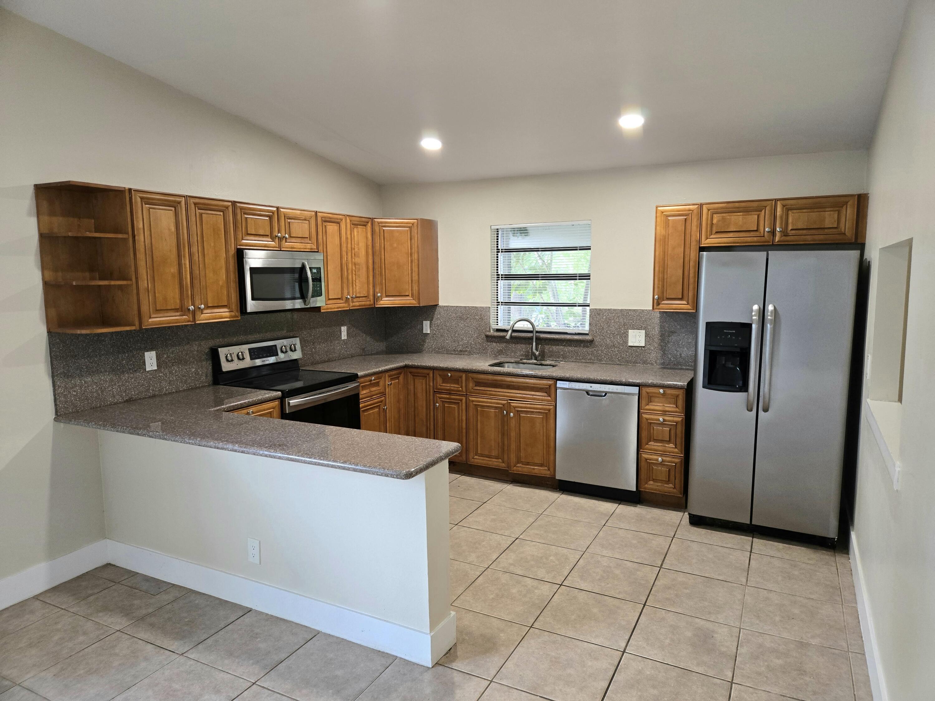 3921 NW 114th Avenue, Coral Springs, FL 33065, Coral Springs - Photo 4