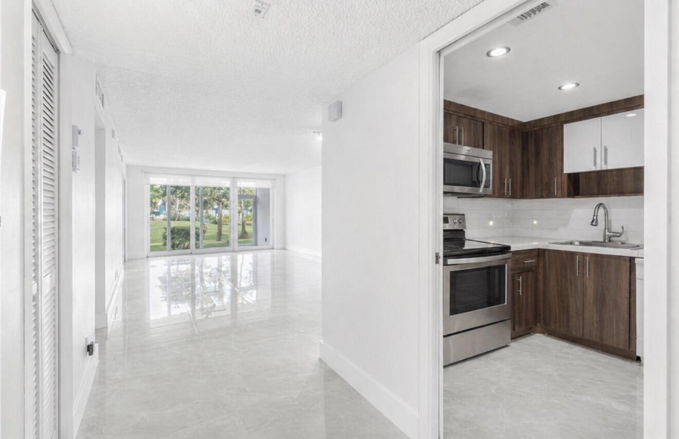 500 Oaks Lane 110, Pompano Beach, FL 33069, Pompano Beach - Photo 5