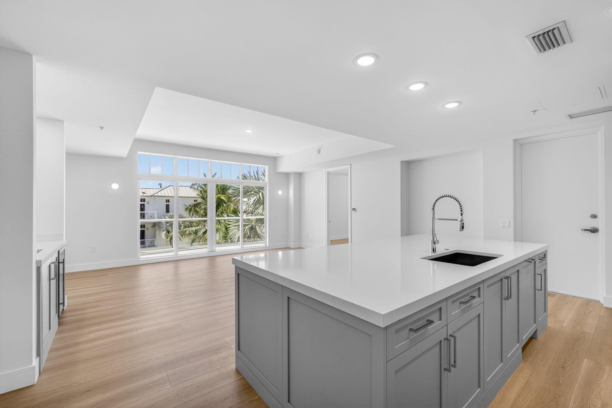 182 Lake Drive 5-301, Palm Beach Shores, FL 33404, Palm Beach Shores - Photo 5