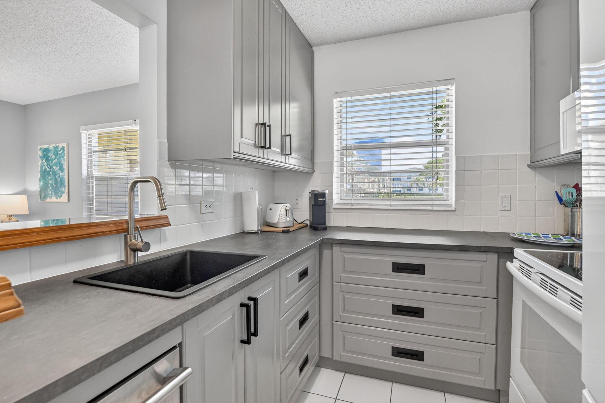 492 W Tilford W, Deerfield Beach, FL 33442, Deerfield Beach - Photo 2