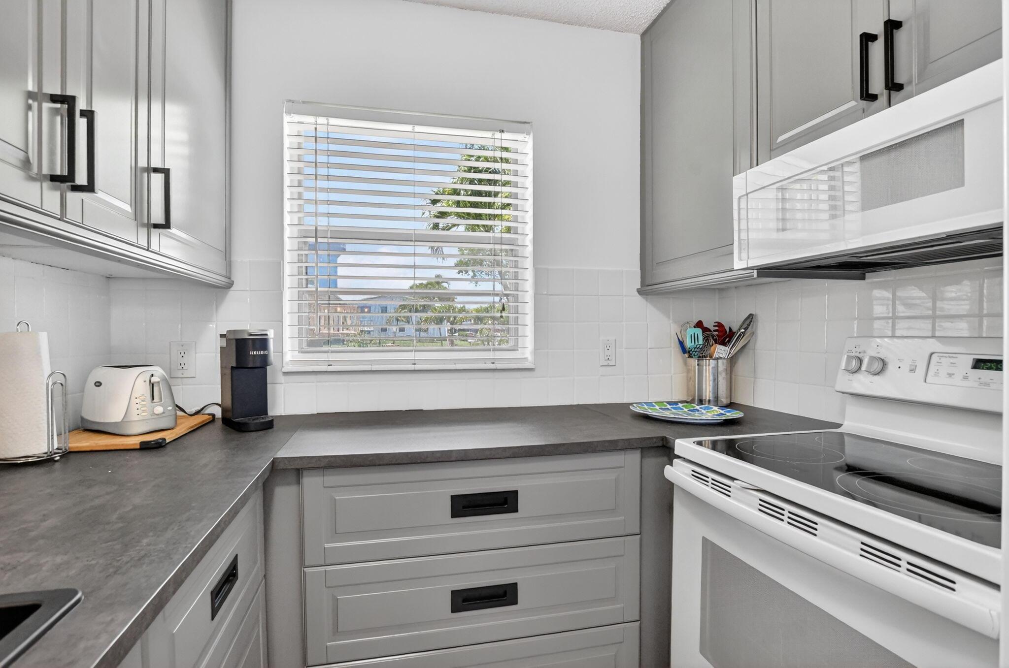 492 W Tilford W, Deerfield Beach, FL 33442, Deerfield Beach - Photo 3