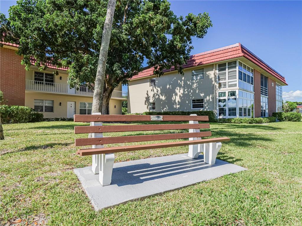 28 Pine Arbor Lane 101, Vero Beach, FL 32962, Vero Beach - Photo 4