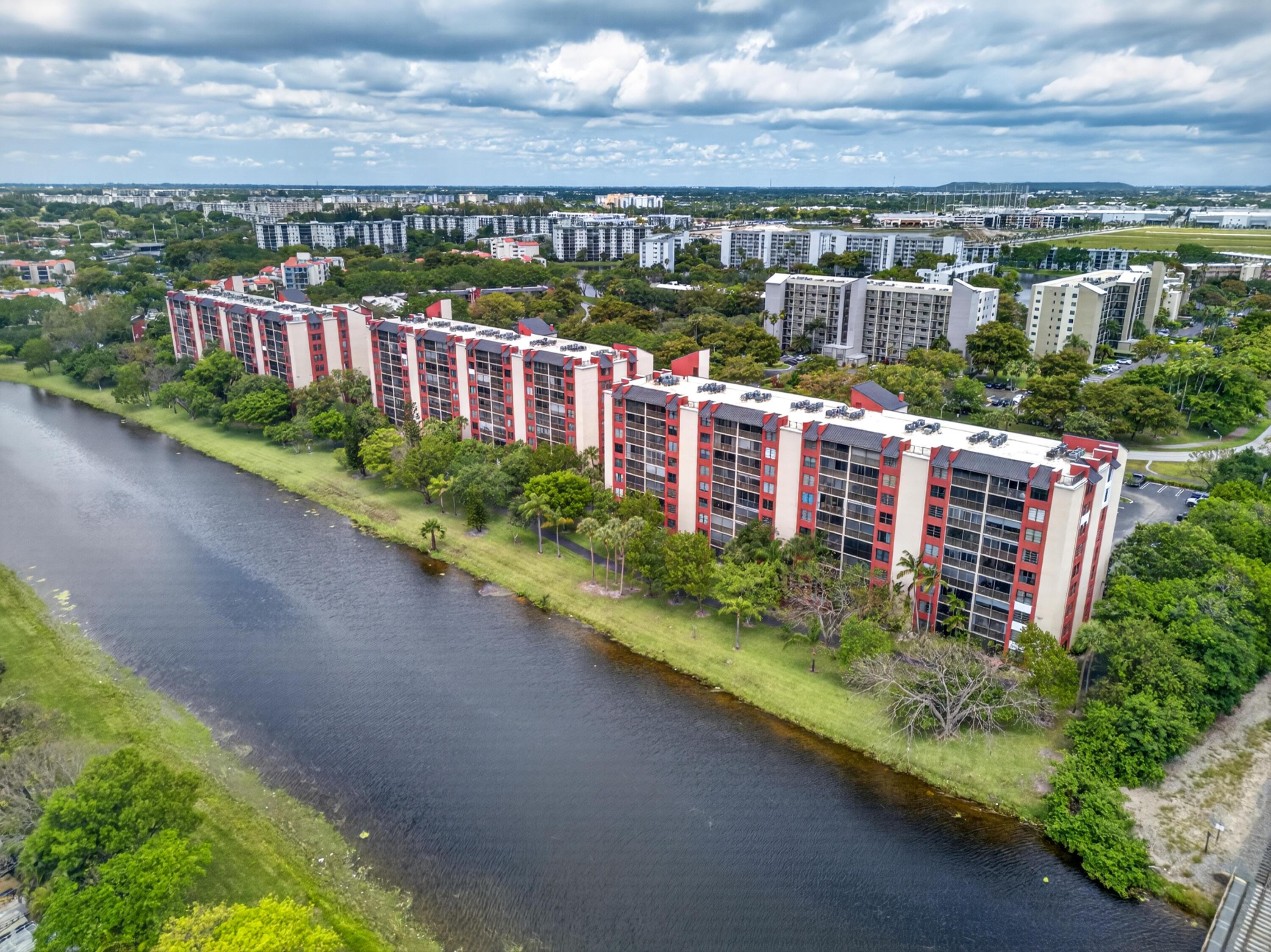 2200 S Cypress Bend Drive 101, Pompano Beach, FL 33069, Pompano Beach - Photo 2