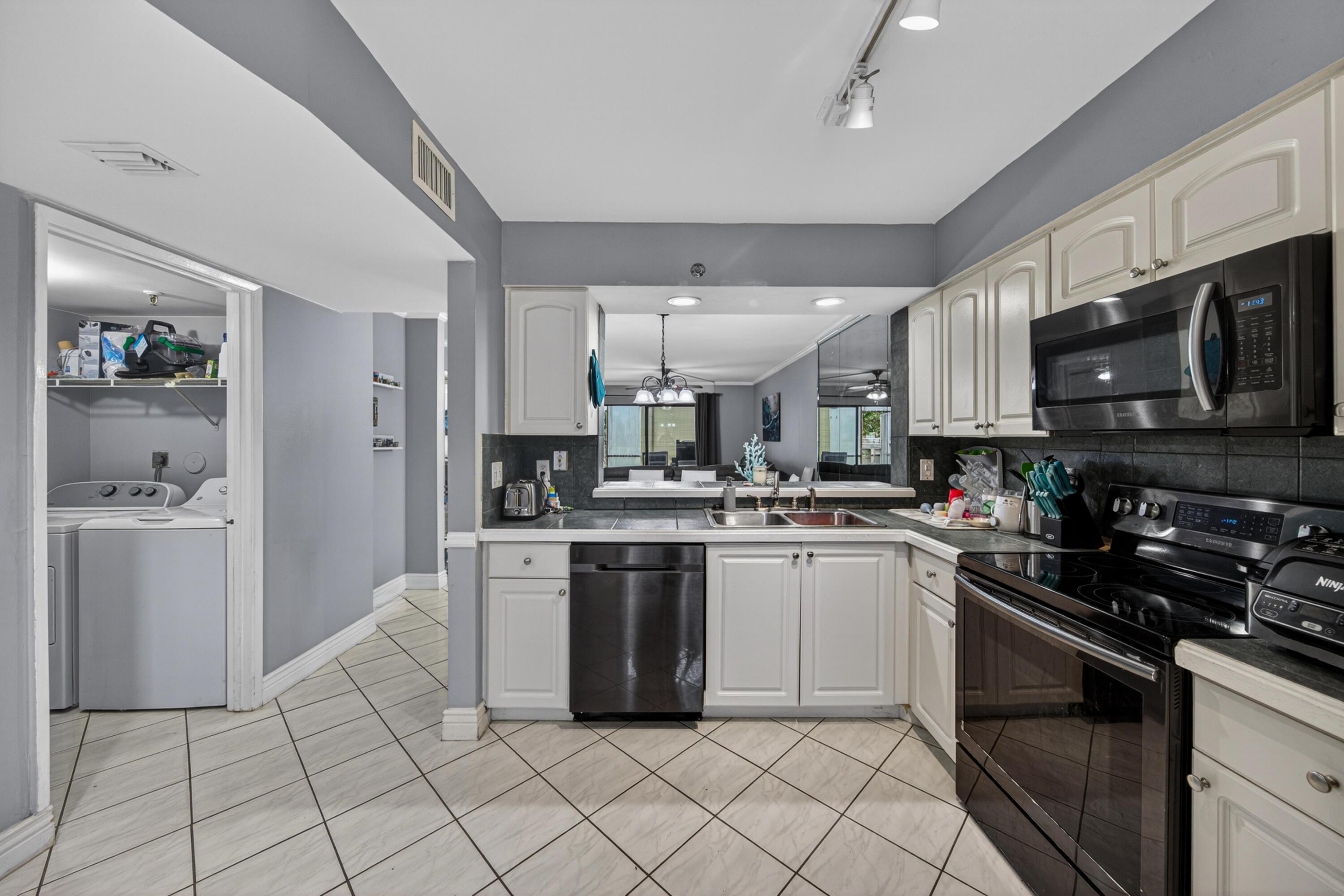 2200 S Cypress Bend Drive 101, Pompano Beach, FL 33069, Pompano Beach - Photo 5