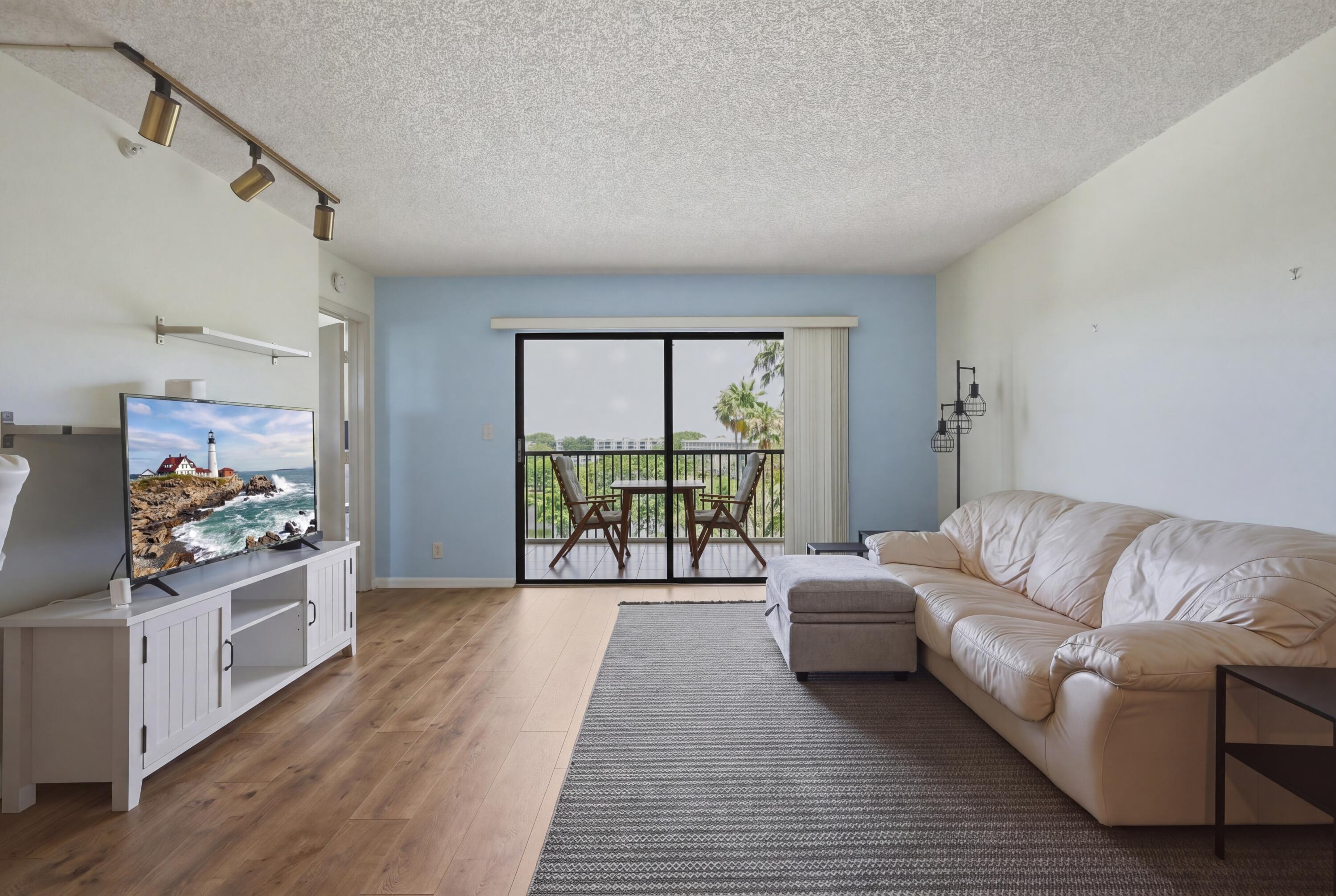 2205 S Cypress Bend Drive 604, Pompano Beach, FL 33069, Pompano Beach - Photo 5