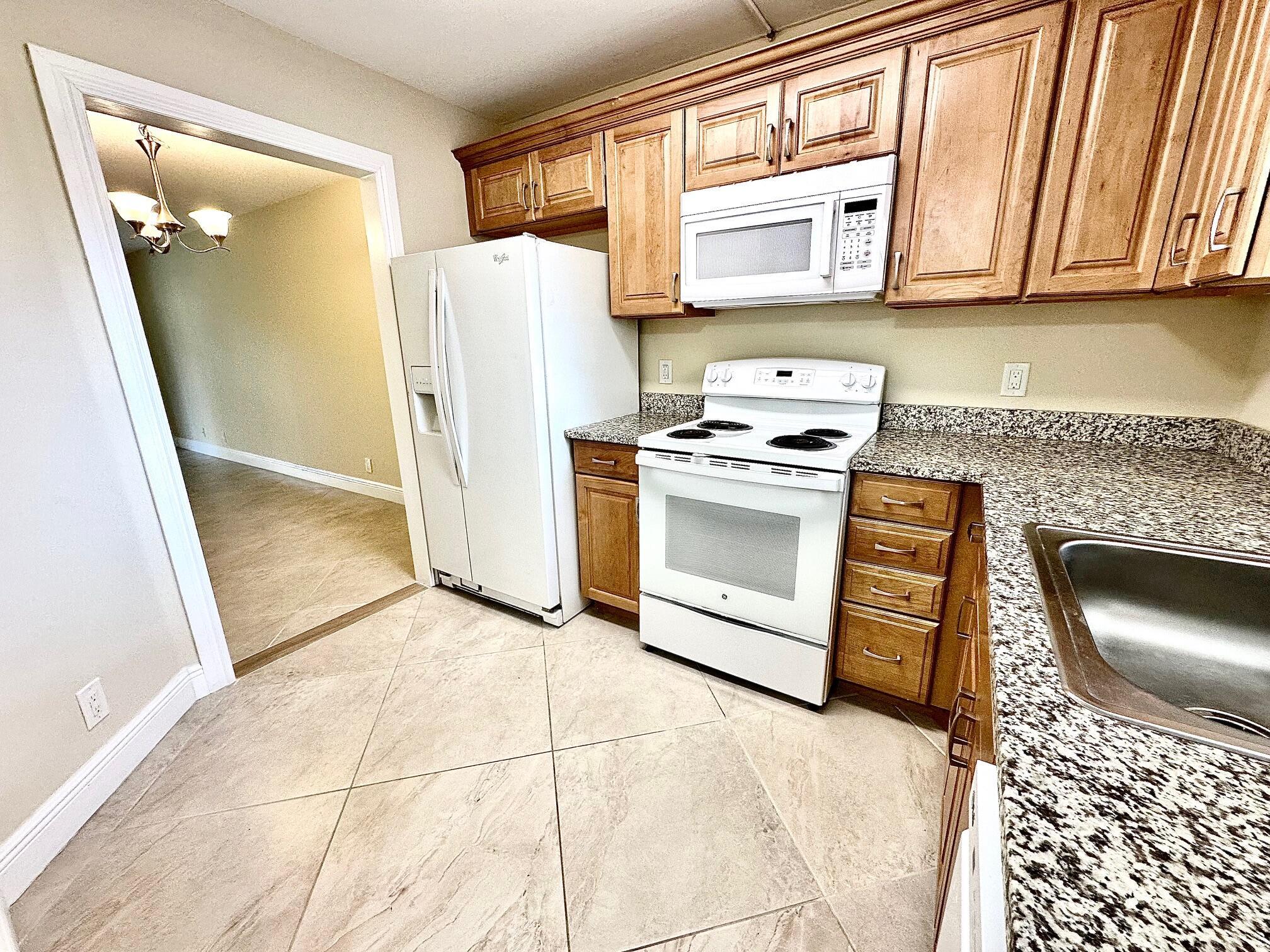 21904 Lake Forest Circle 101, Boca Raton, FL 33433, Boca Raton - Photo 3