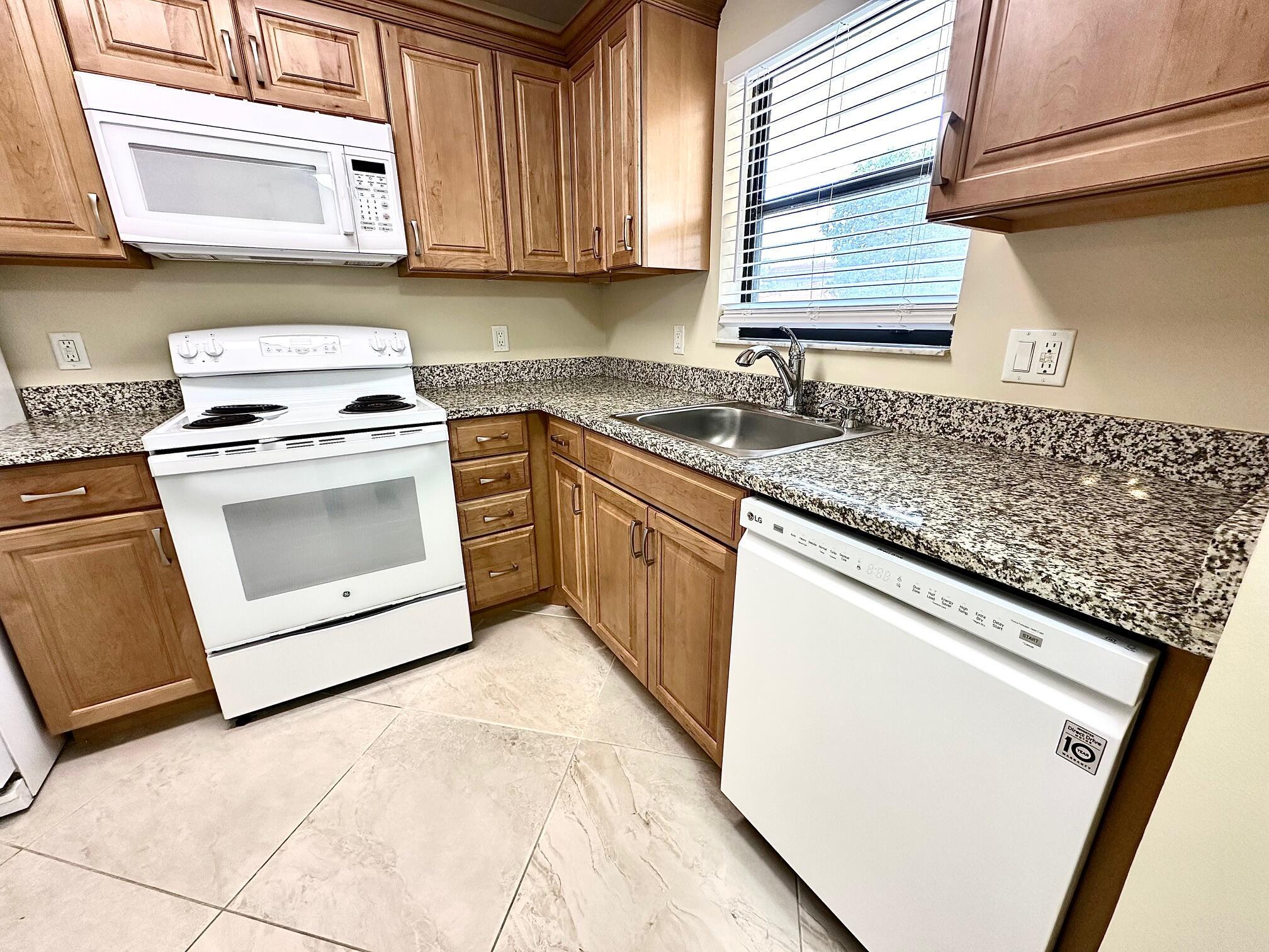 21904 Lake Forest Circle 101, Boca Raton, FL 33433, Boca Raton - Photo 4