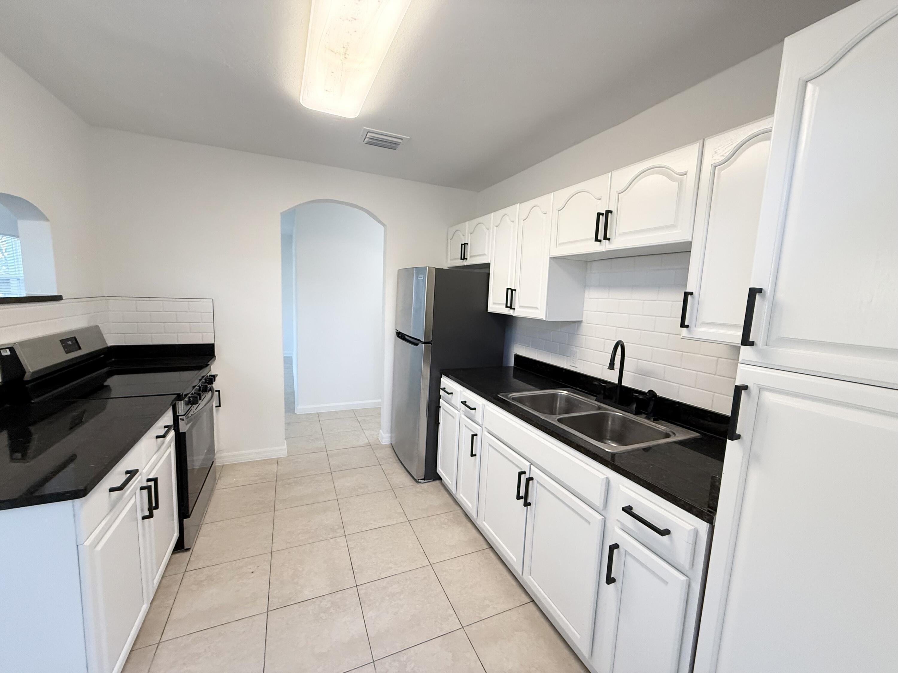 912 SE Tarpon Avenue, Stuart, FL 34994, Stuart - Photo 4