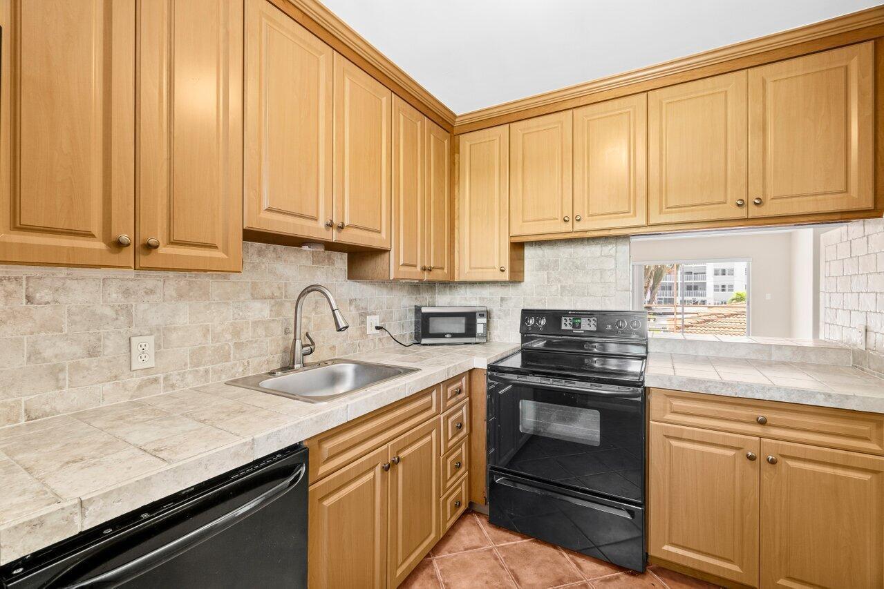 1430 S Lakeside Drive 22, Lake Worth Beach, FL 33460, Lake Worth Beach - Photo 5