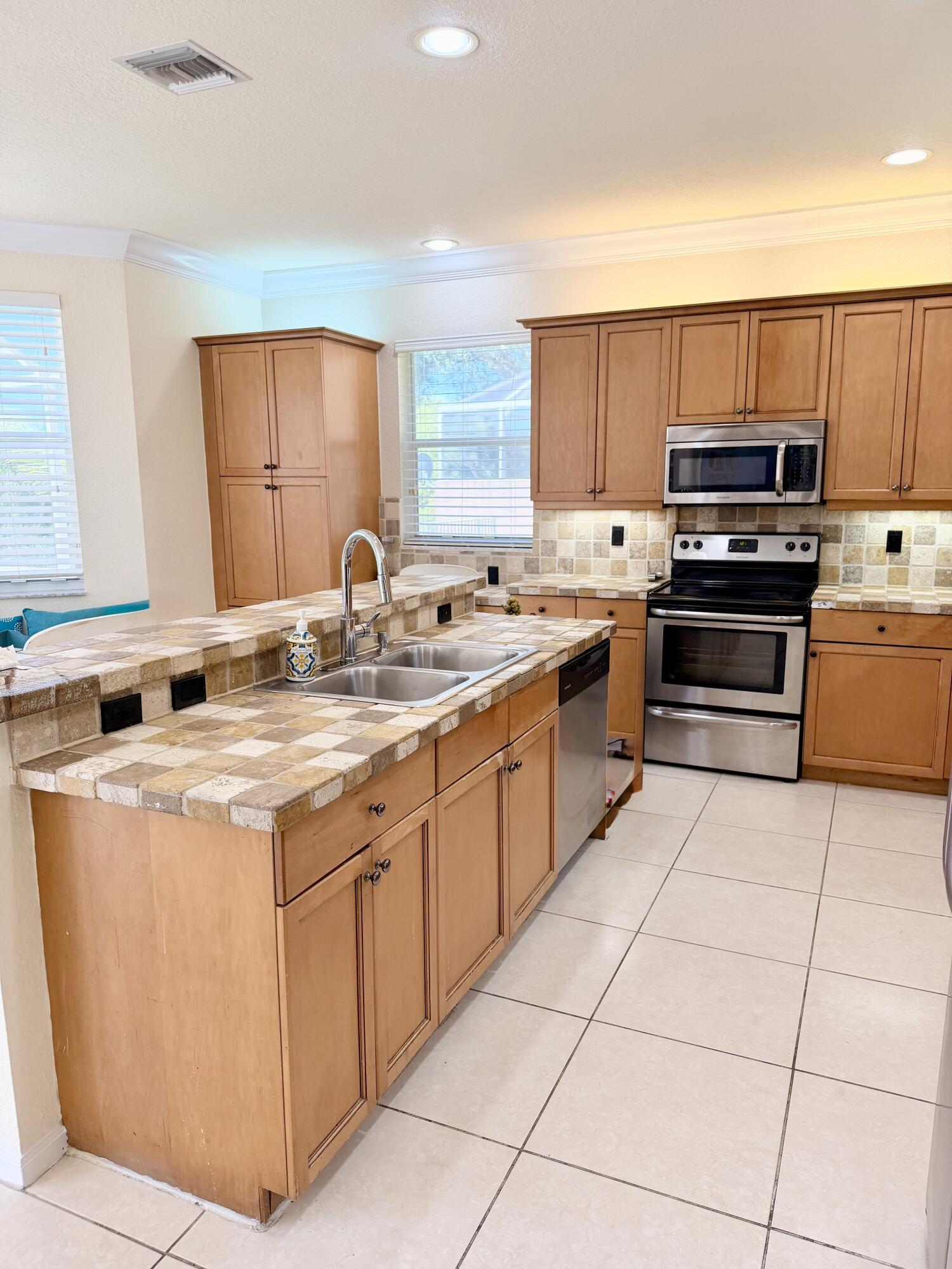7762 Oak Grove Circle, Lake Worth, FL 33467, Lake Worth - Photo 4
