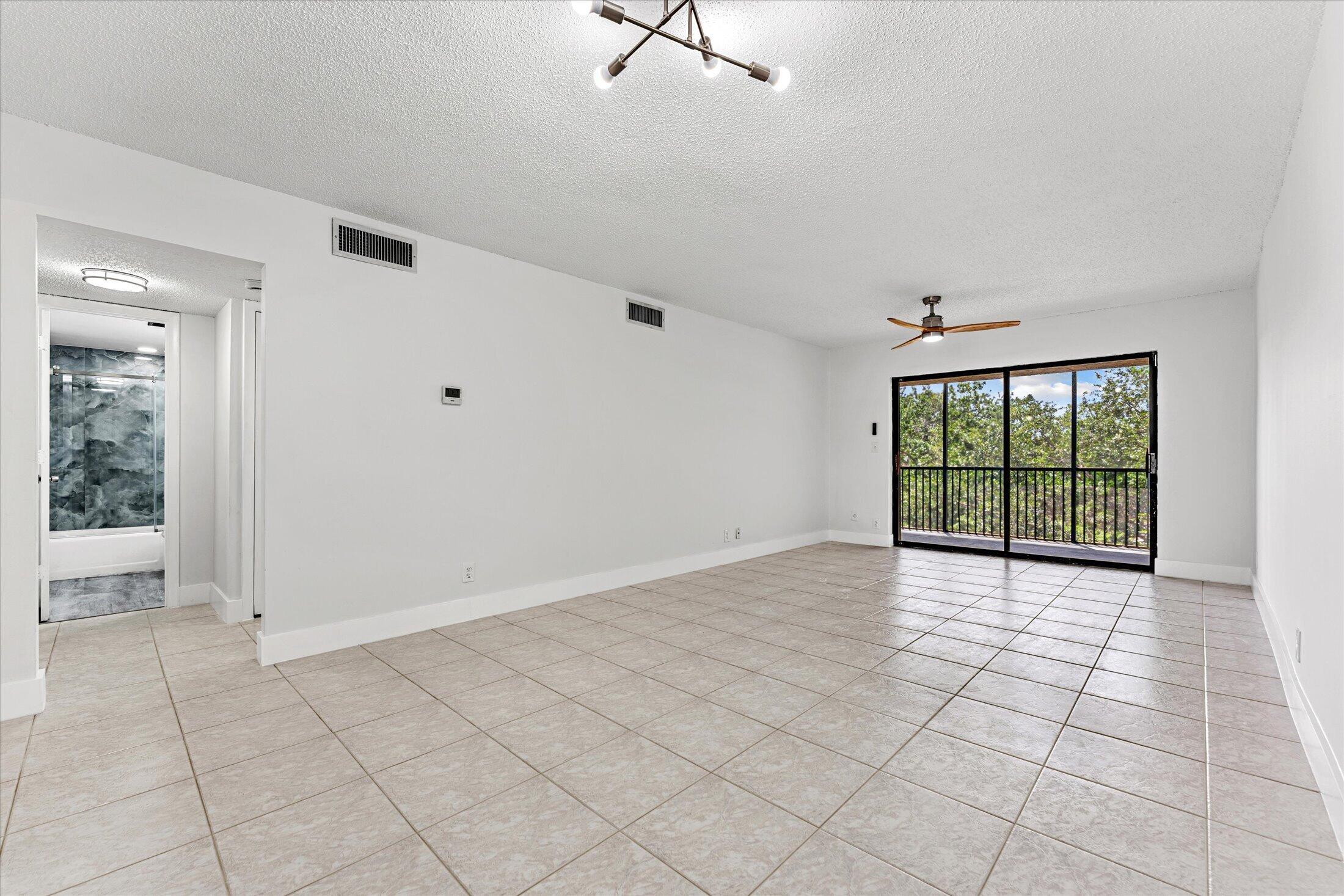 200 W Jacaranda Country Club Drive 3c, Plantation, FL 33324, Plantation - Photo 5