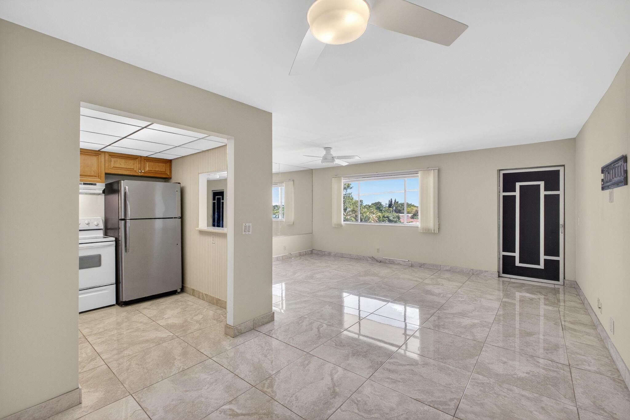300 S Village Green Cir Circle S 420, Palm Springs, FL 33461, Palm Springs - Photo 2