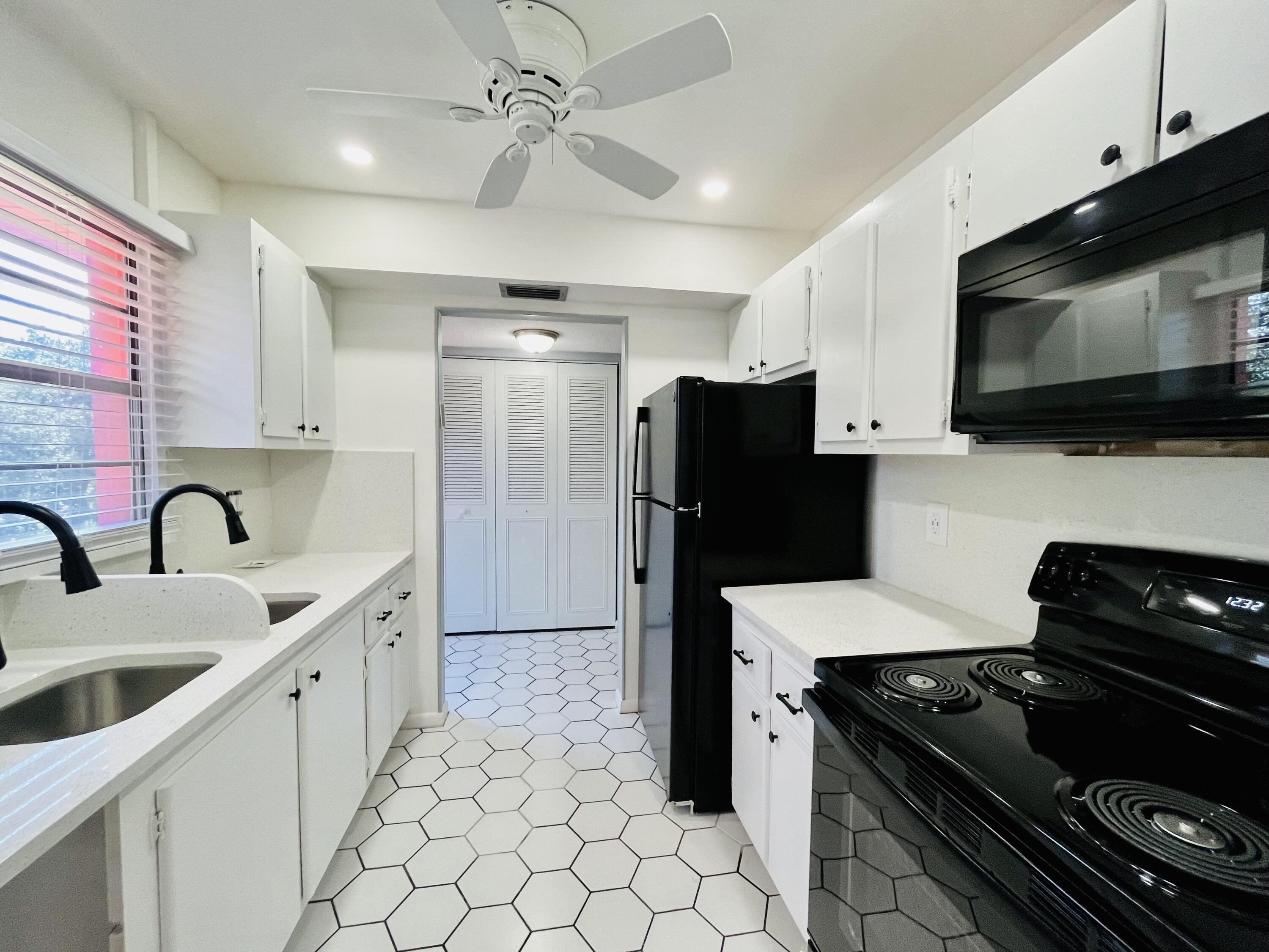 11 Golfs Edge E E, West Palm Beach, FL 33417, West Palm Beach - Photo 2