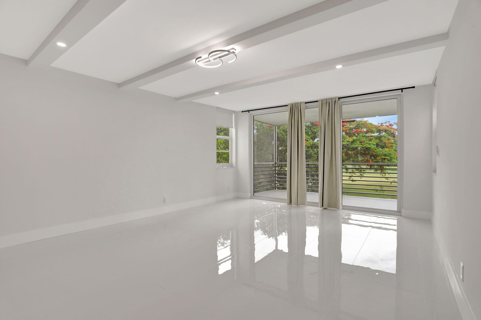 3505 Oaks Way 204, Pompano Beach, FL 33069, Pompano Beach - Photo 2